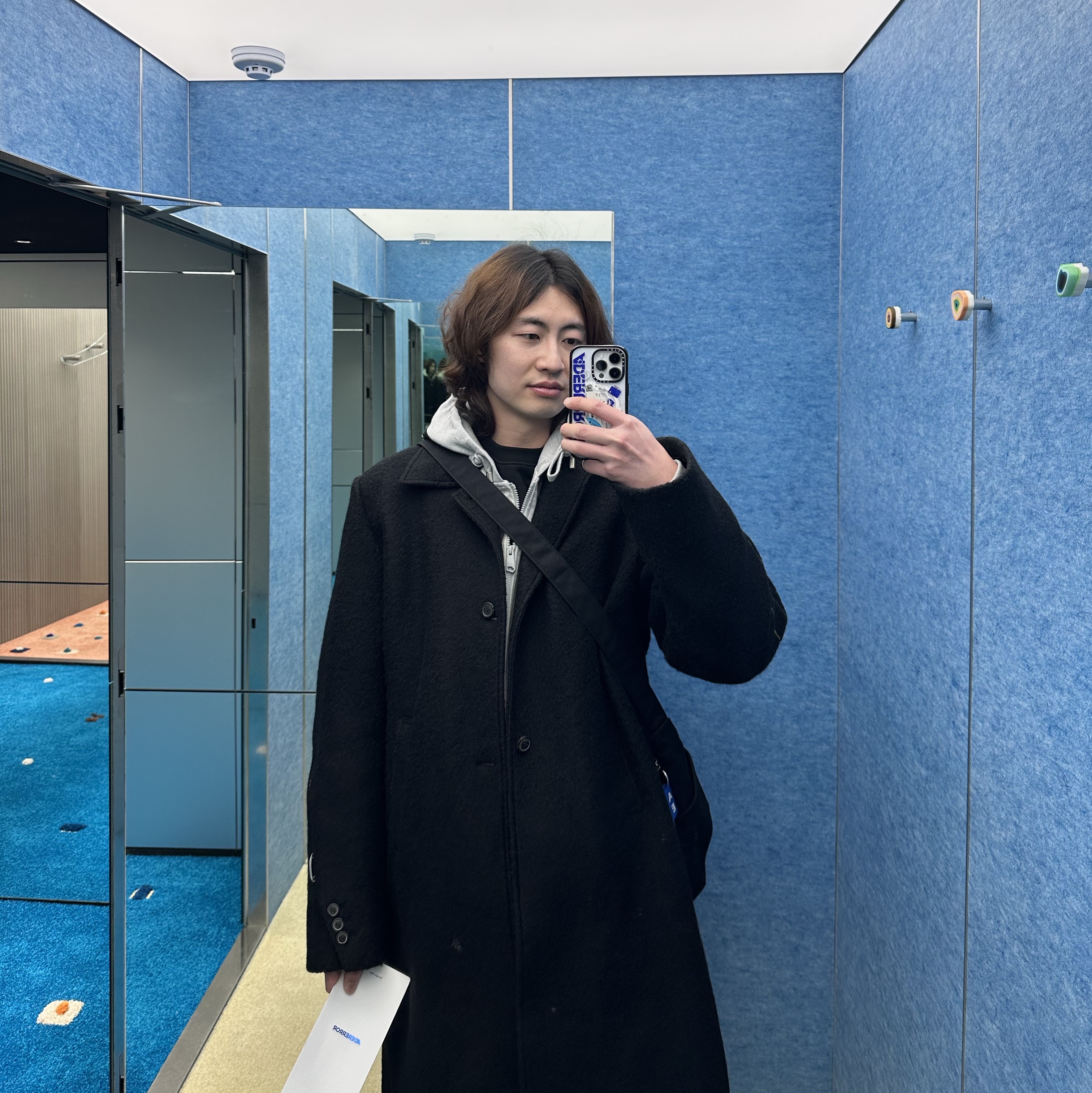 Ader Error Edin Coat Noir, Ader Error Stuck Product 93 Shoulder Bag Noir 착용 스타일 - 1