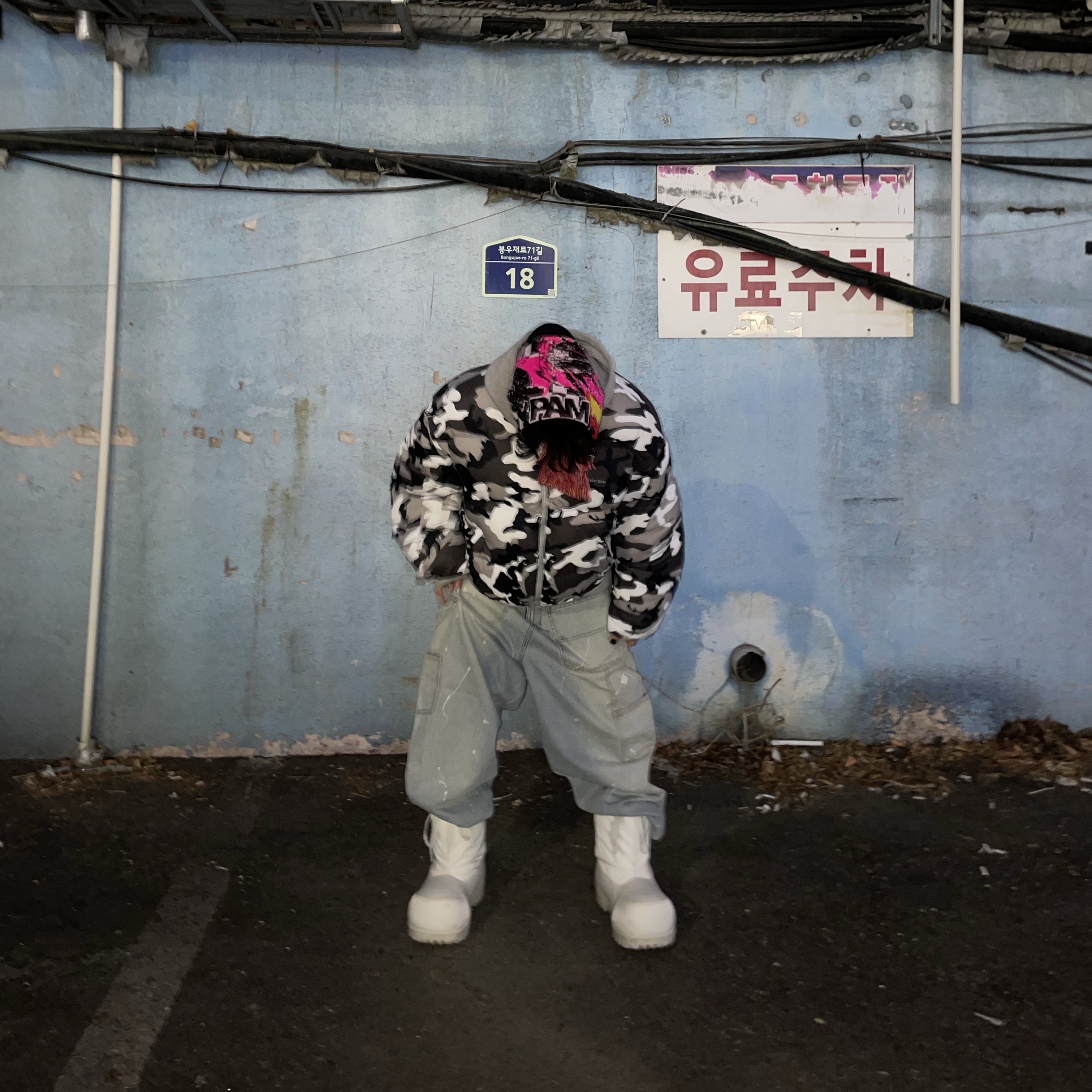Project G/R Backward Carpenter Pants Blue, Project G/R Reversible Hooded Puffer Jacket Grey 착용 스타일 - 4