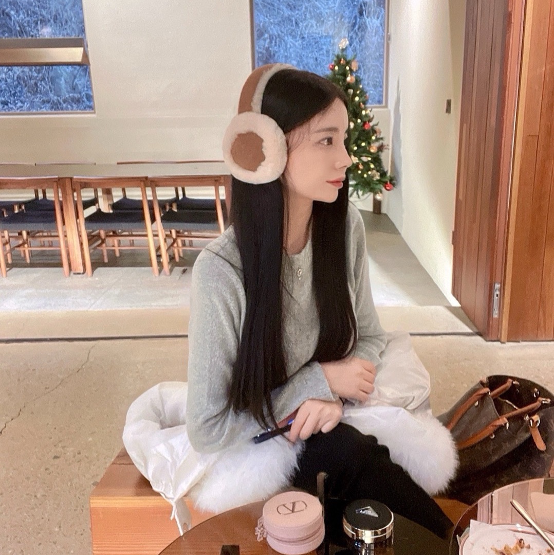 (W) UGG Embroidered Logo Earmuff Chestnut 착용 스타일