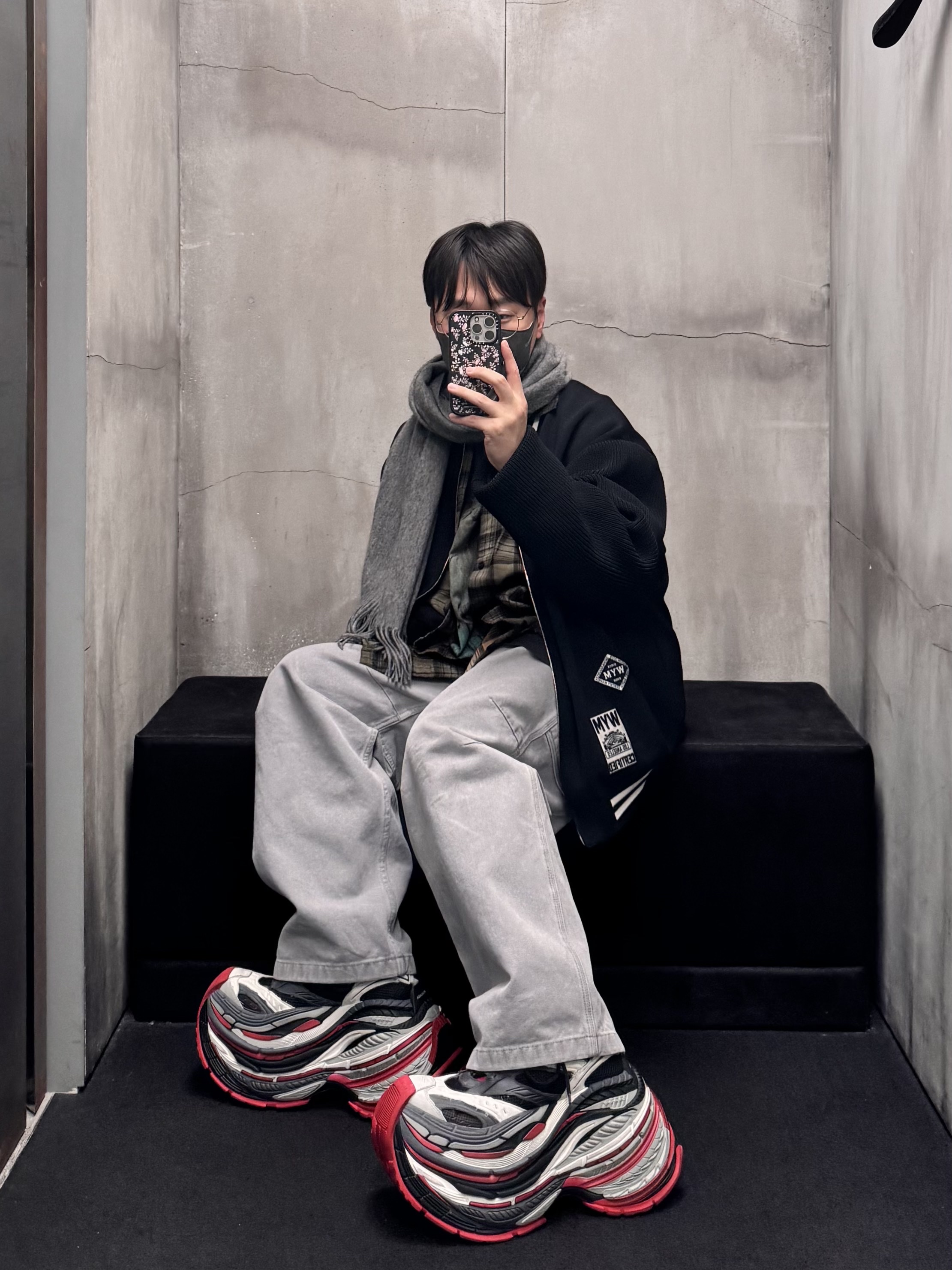 발렌시아가 파리 리버티 레이어드 오버사이즈 셔츠 다크 그린, 우영미 3D 와이드 데님 팬츠 그레이 - 25SS 착용 스타일 - 7