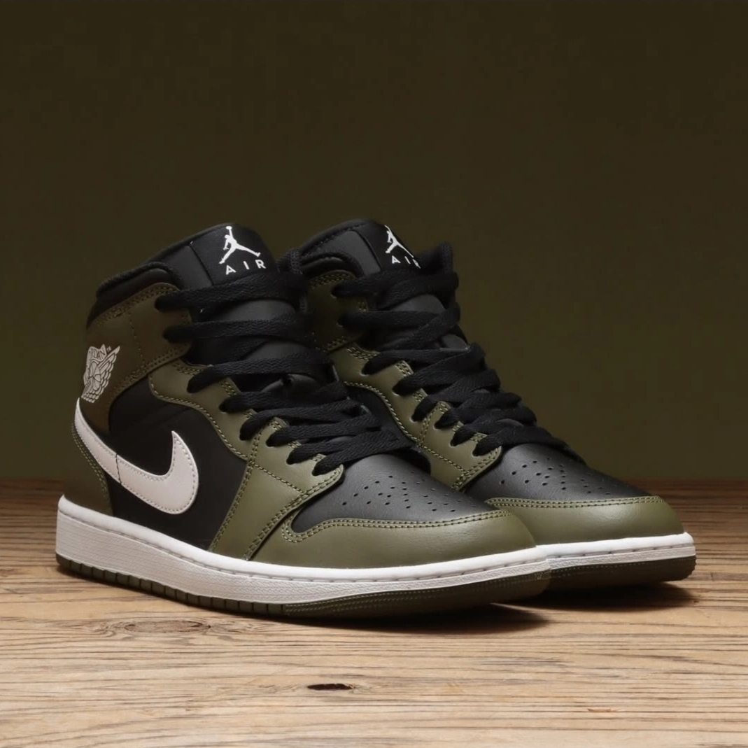 Jordan 1 Mid Black Medium Olive 착용 스타일 - 2