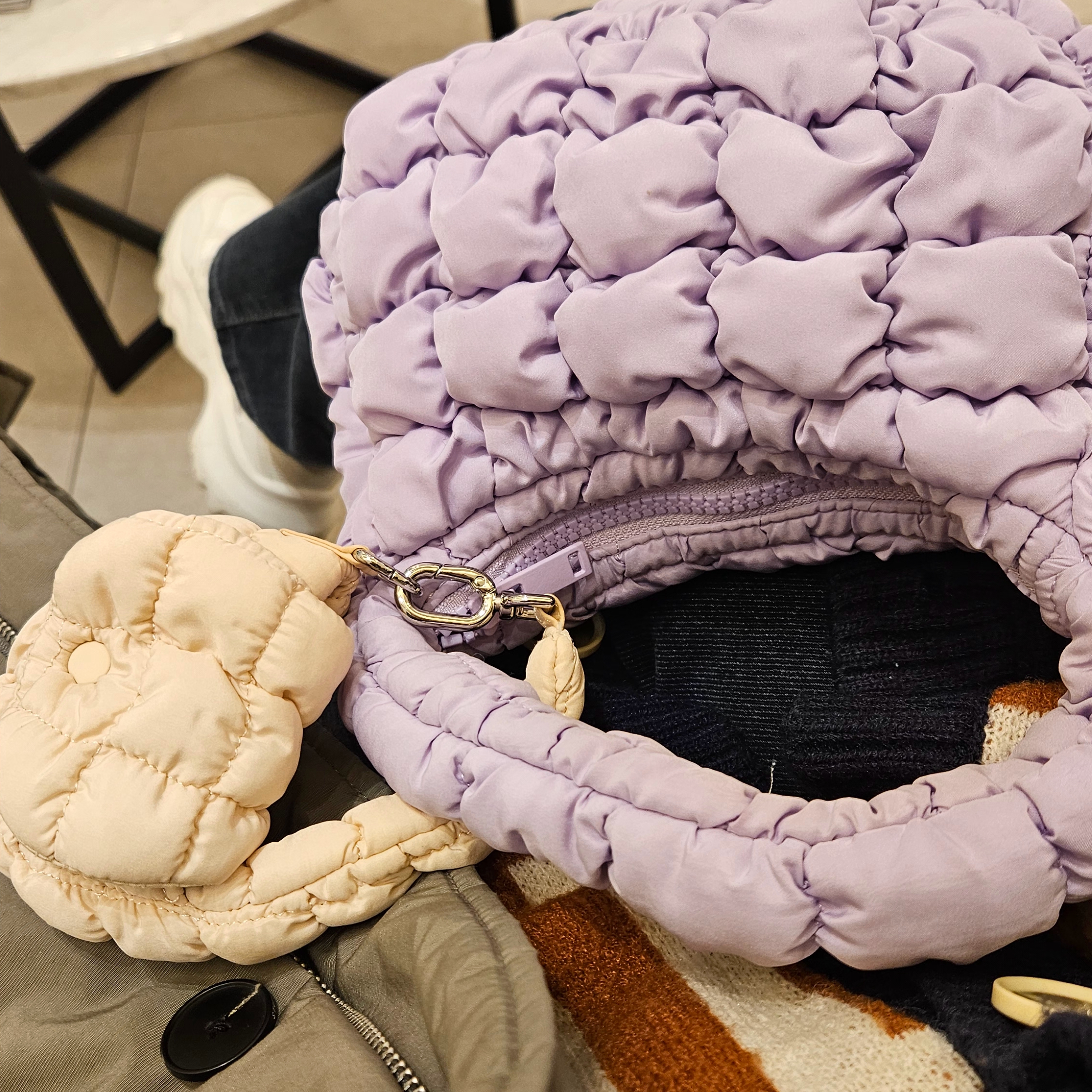 COS Quilted Micro Bag Purple, COS Quilted Nano Bag Beige 착용 스타일 - 3