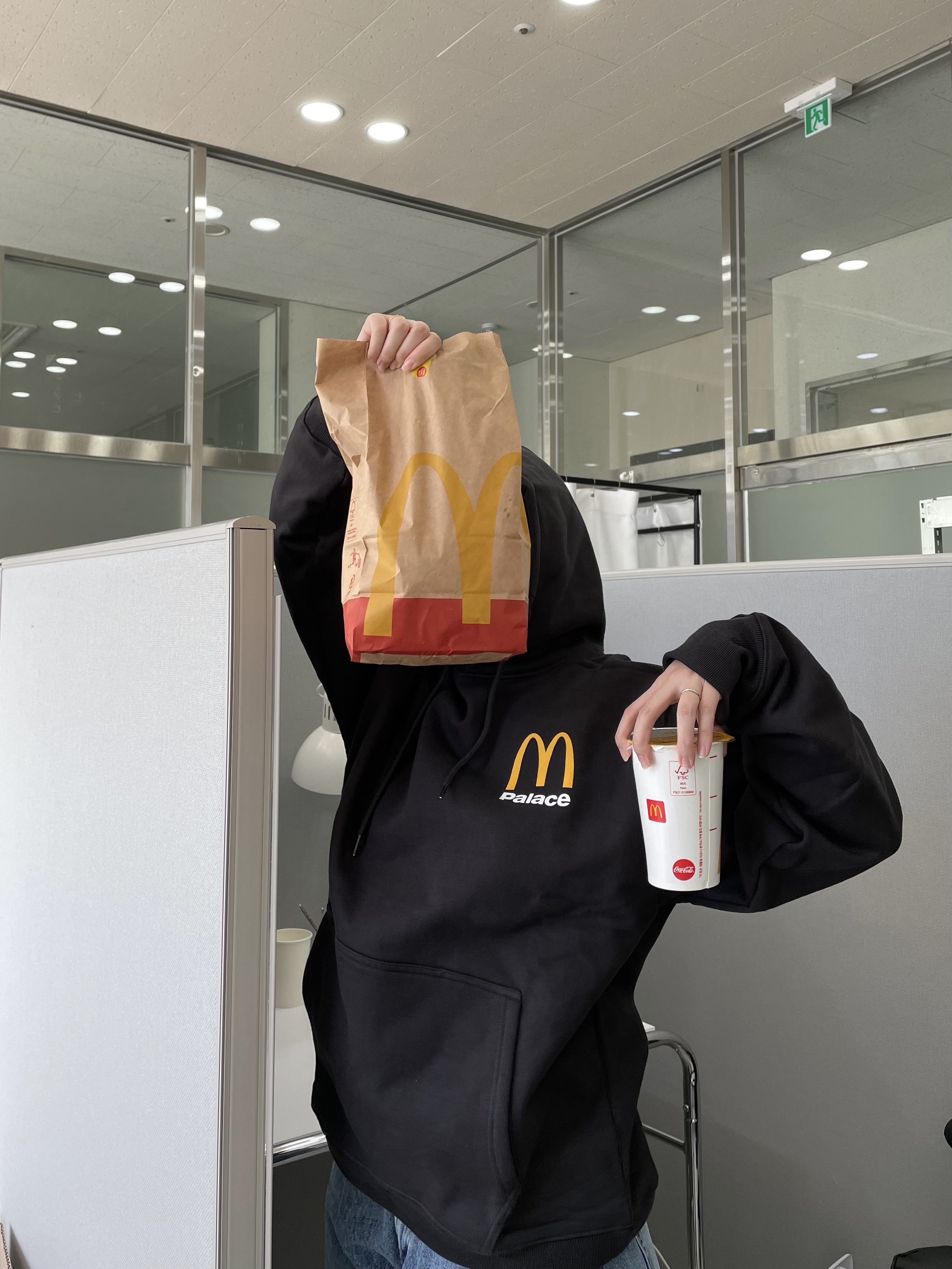 Palace x McDonald's Logo Hood Black - 23FW 착용 스타일 - 2