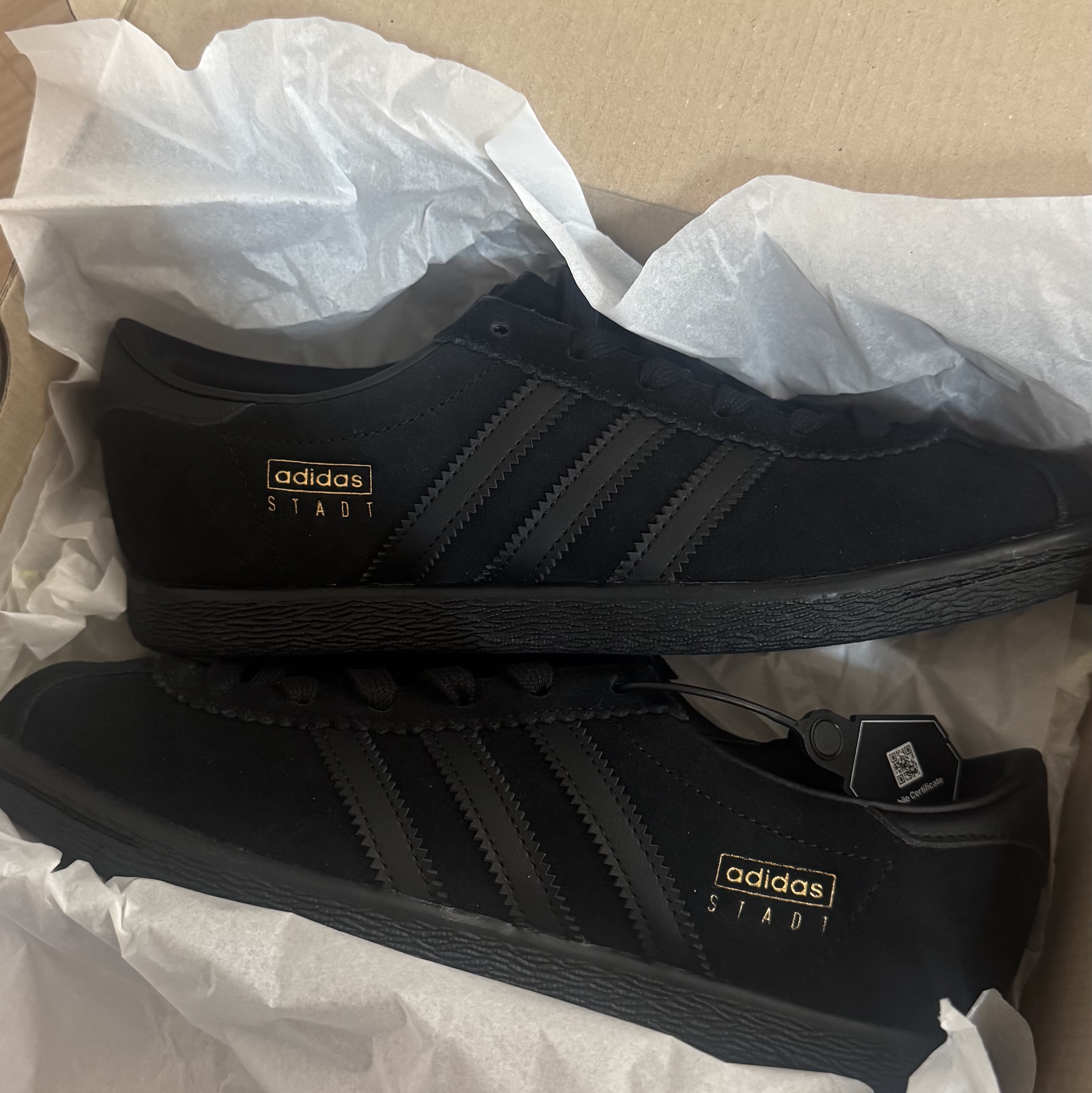 Adidas Stadt Core Black Carbon 착용 스타일