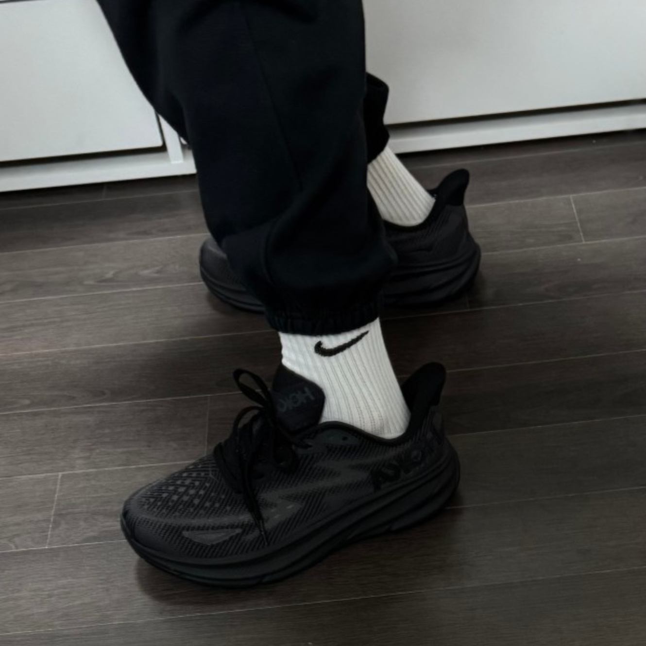 Hoka Clifton 9 Black - Wide 착용 스타일 - 3
