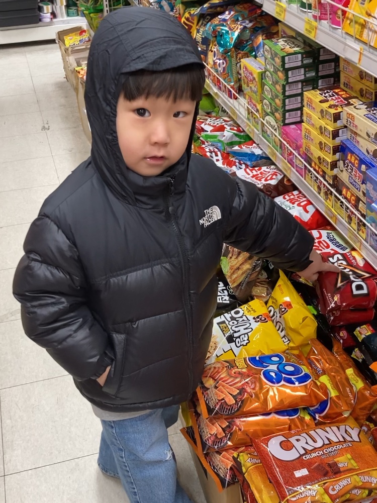 (Kids) The North Face 1996 Eco Nuptse Down Jacket Real Black 착용 스타일 - 6
