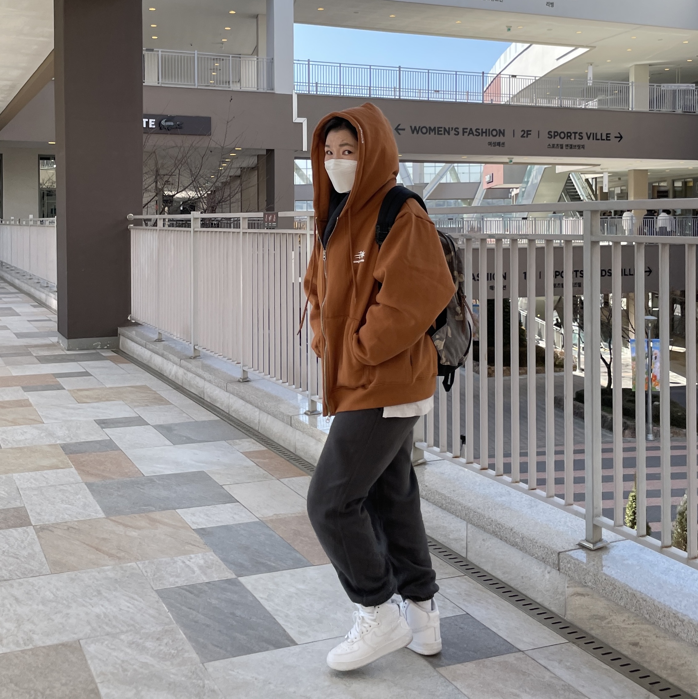 Nike Air Force 1 High '07 Triple White 착용 스타일 - 3