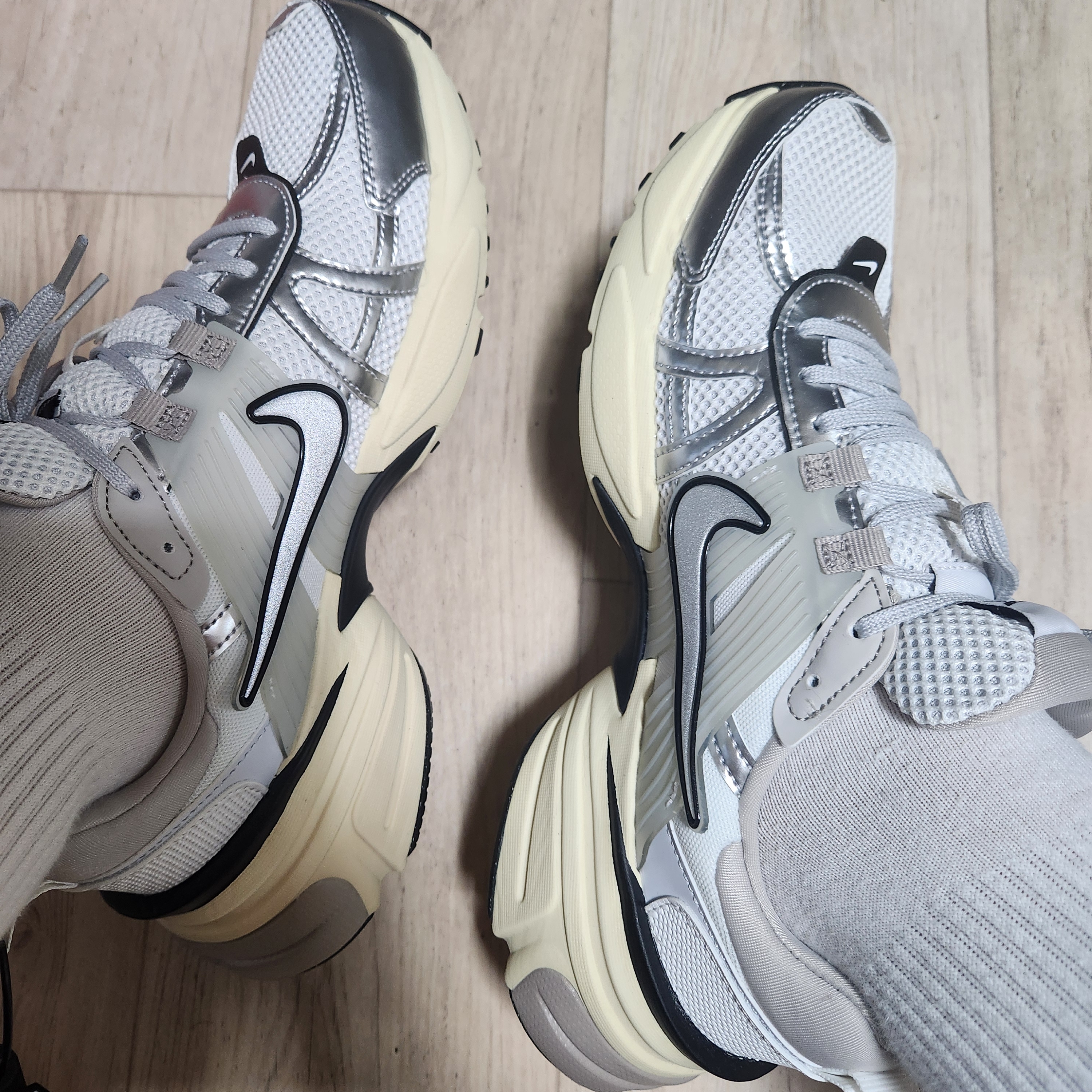 Nike V2K Run Pure Platinum Light Iron Ore 착용 스타일