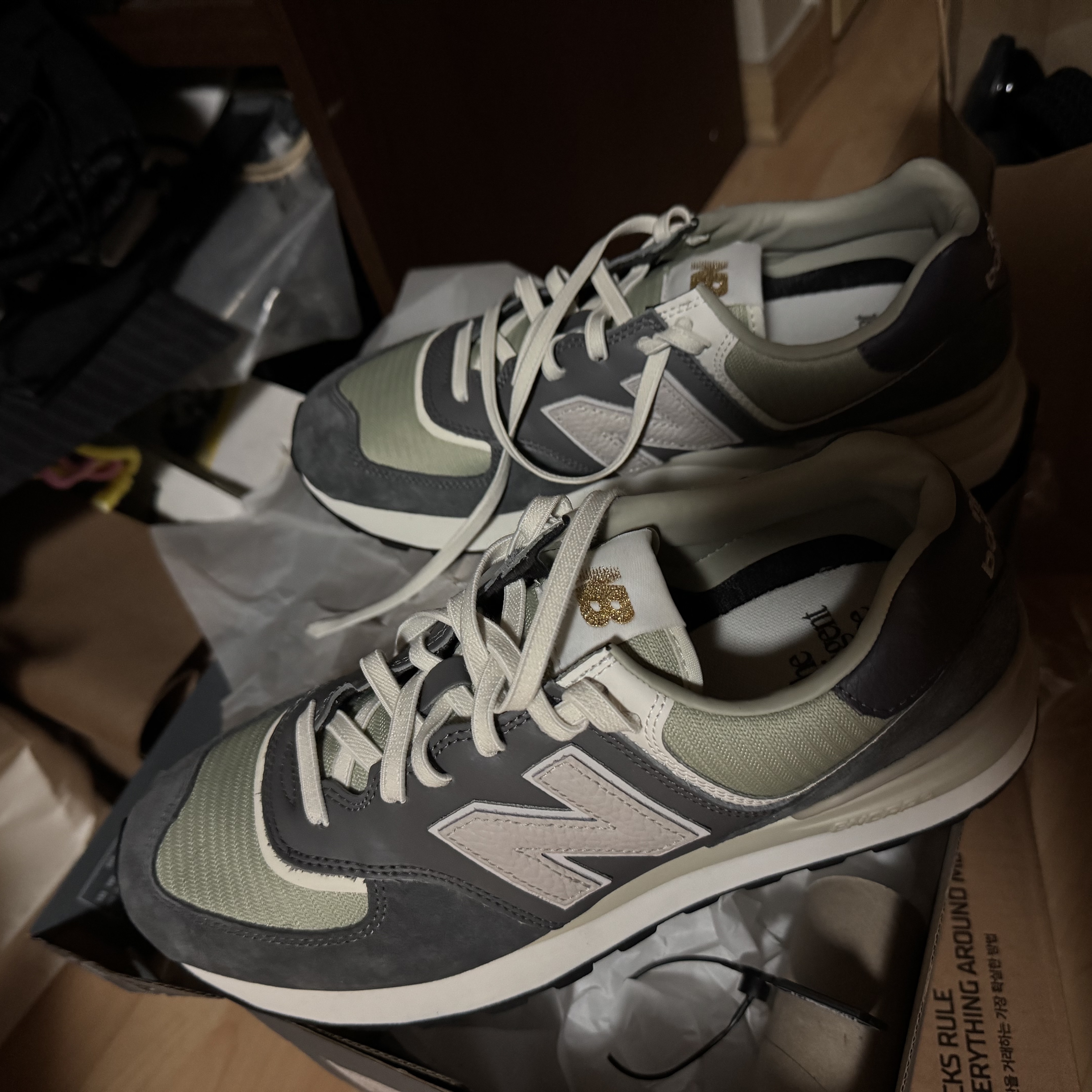 New Balance 574 Legacy Dark Grey 착용 스타일 - 2