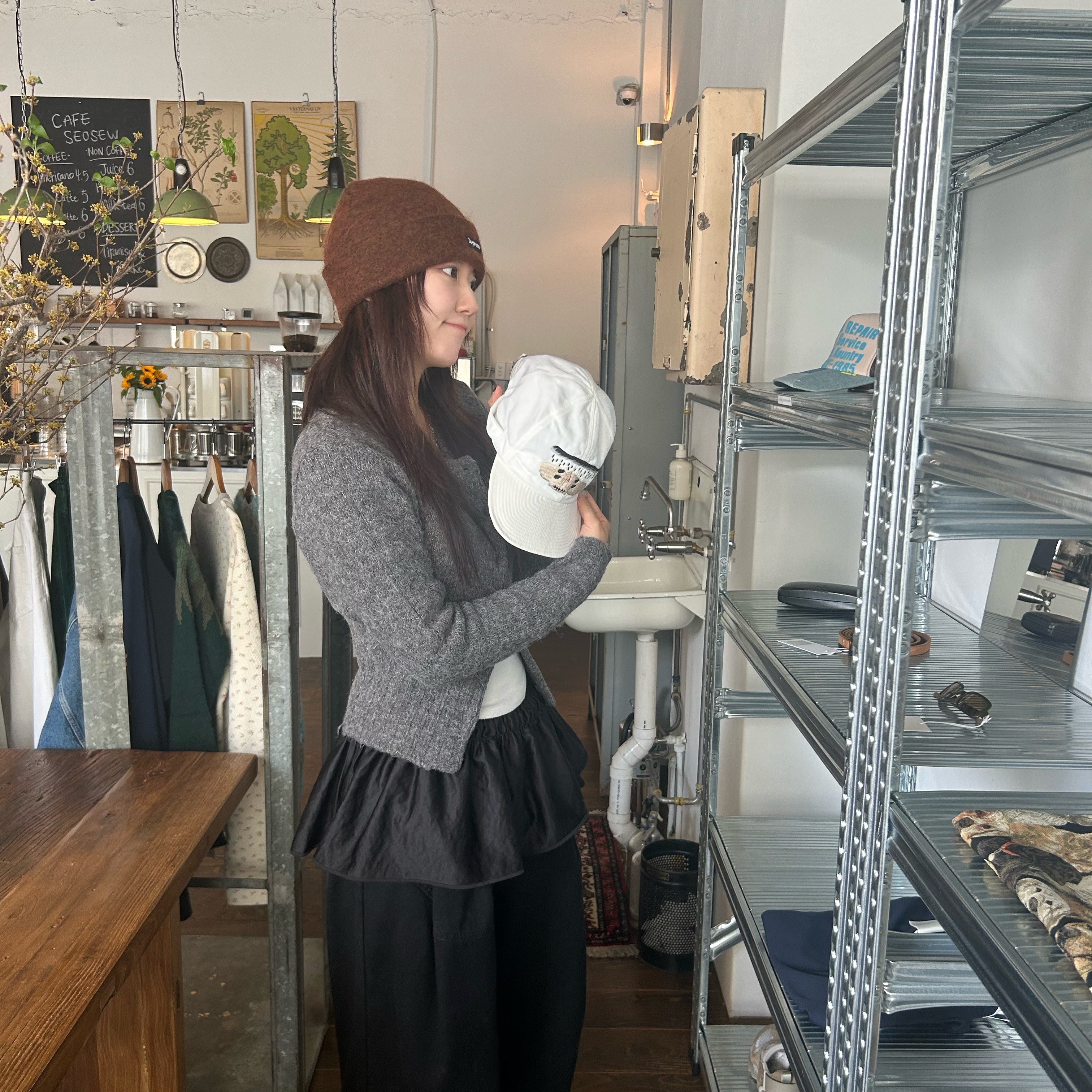 Supreme Mohair Beanie Dark Brown - 24FW 착용 스타일 - 3