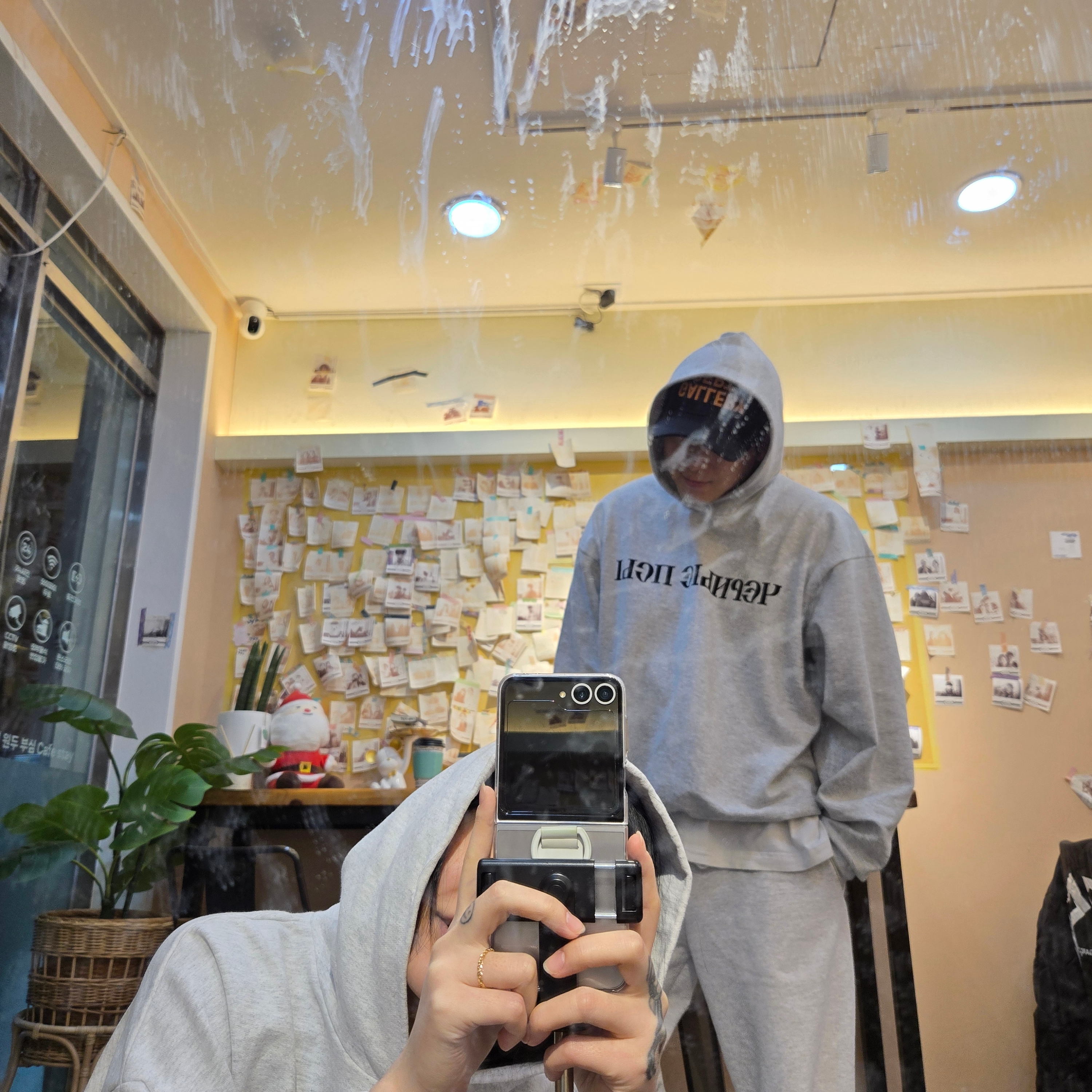 이지 x 고샤 루브친스키 YZY 블랙 독스 후드 헤더 그레이 착용 스타일 - 1