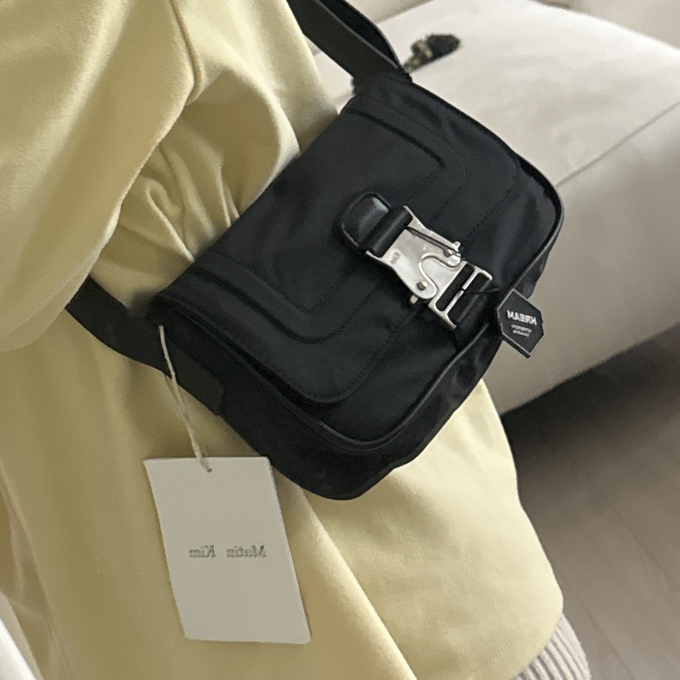 Matin Kim Mini Buckle Bag Black 착용 스타일 - 2