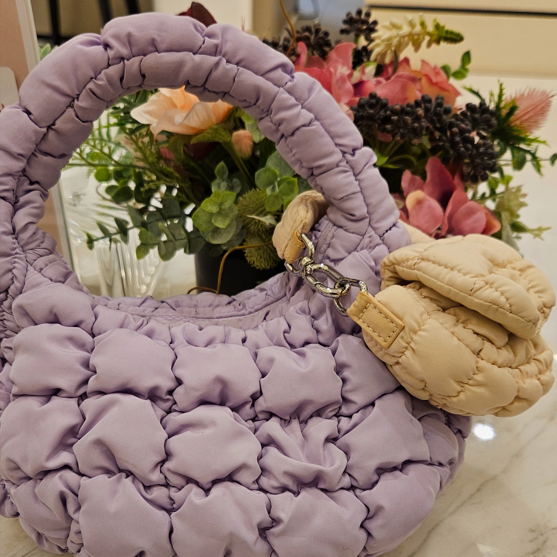 COS Quilted Micro Bag Purple, COS Quilted Nano Bag Beige 착용 스타일 - 1