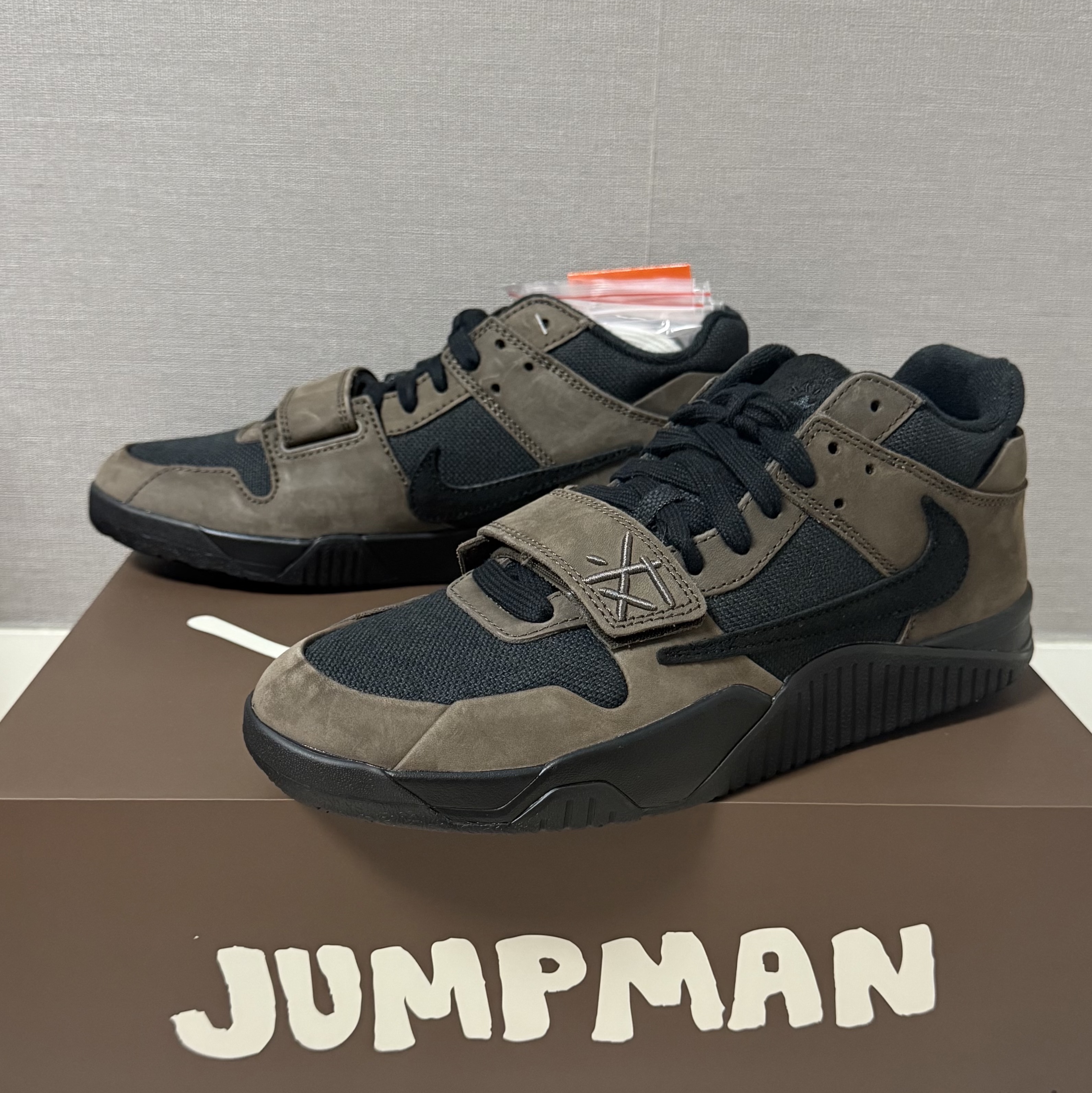Jordan x Travis Scott Jumpman Jack TR Black and Dark Mocha 착용 스타일