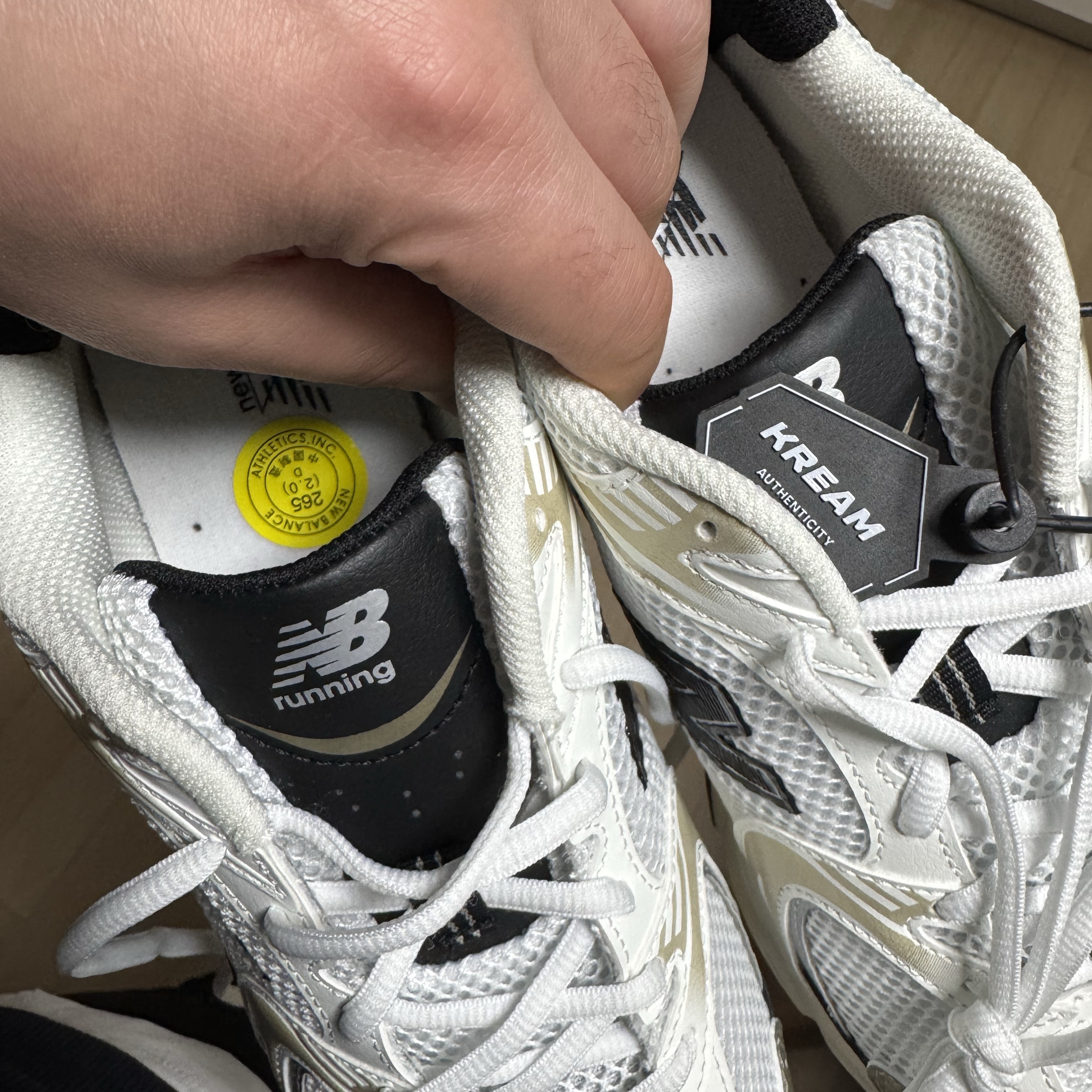 New Balance 530 White Gold 착용 스타일 - 1