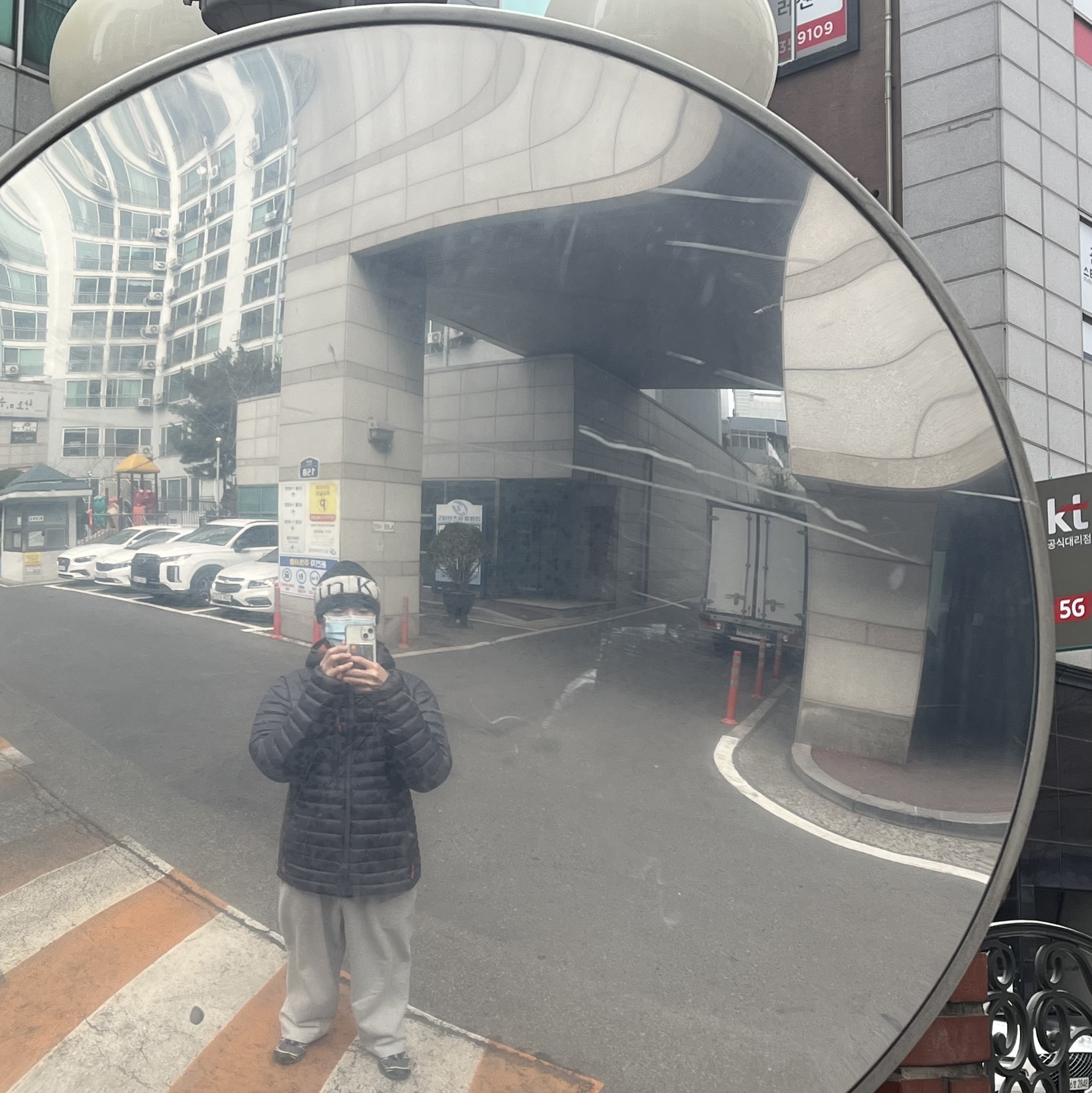 Matin Kim Logo Jacquard Short Beanie Black 착용 스타일
