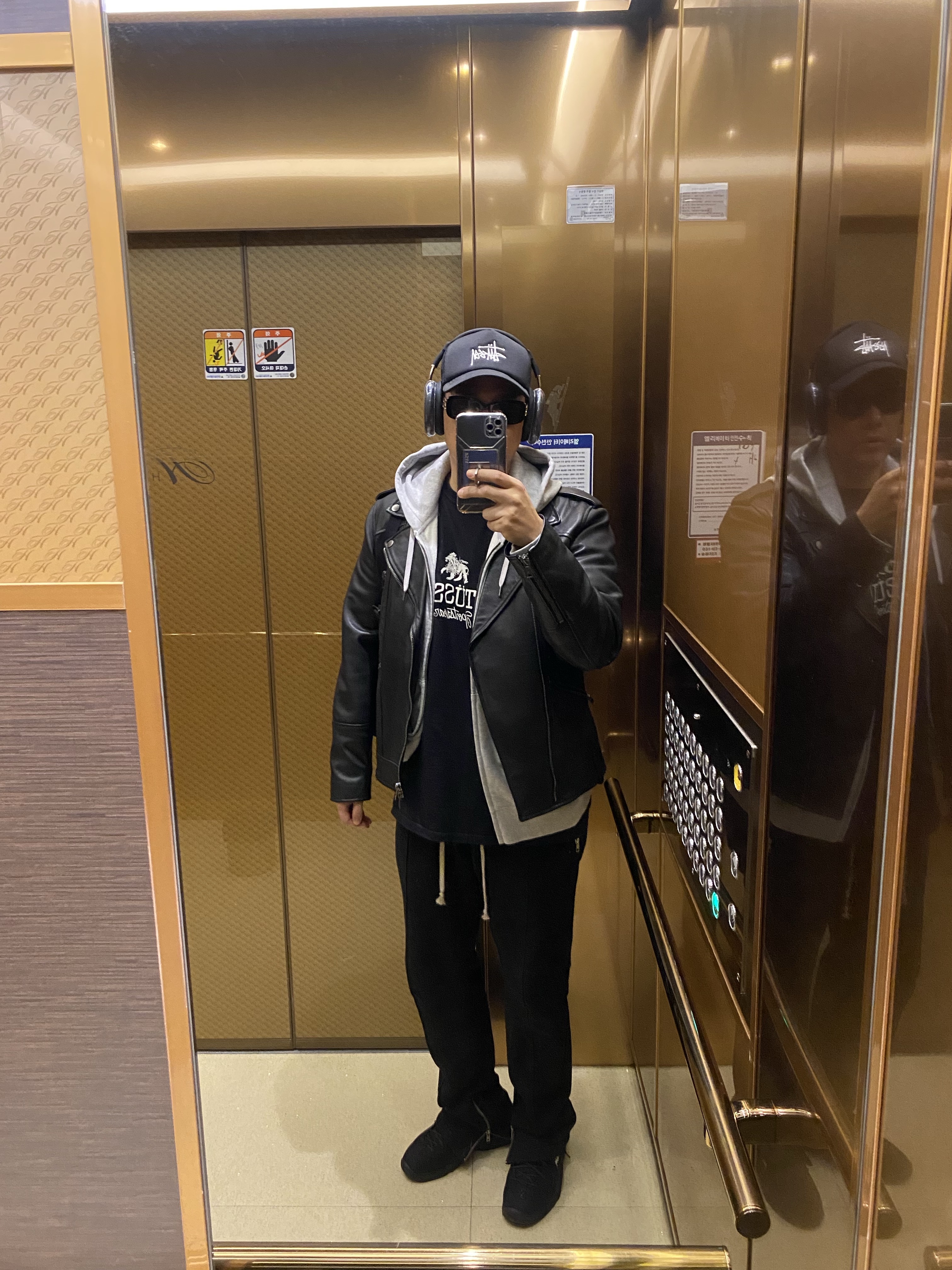 Apple AirPods Max USB C Midnight (Korean Ver.), Stussy Basic Trucker Cap Black 착용 스타일