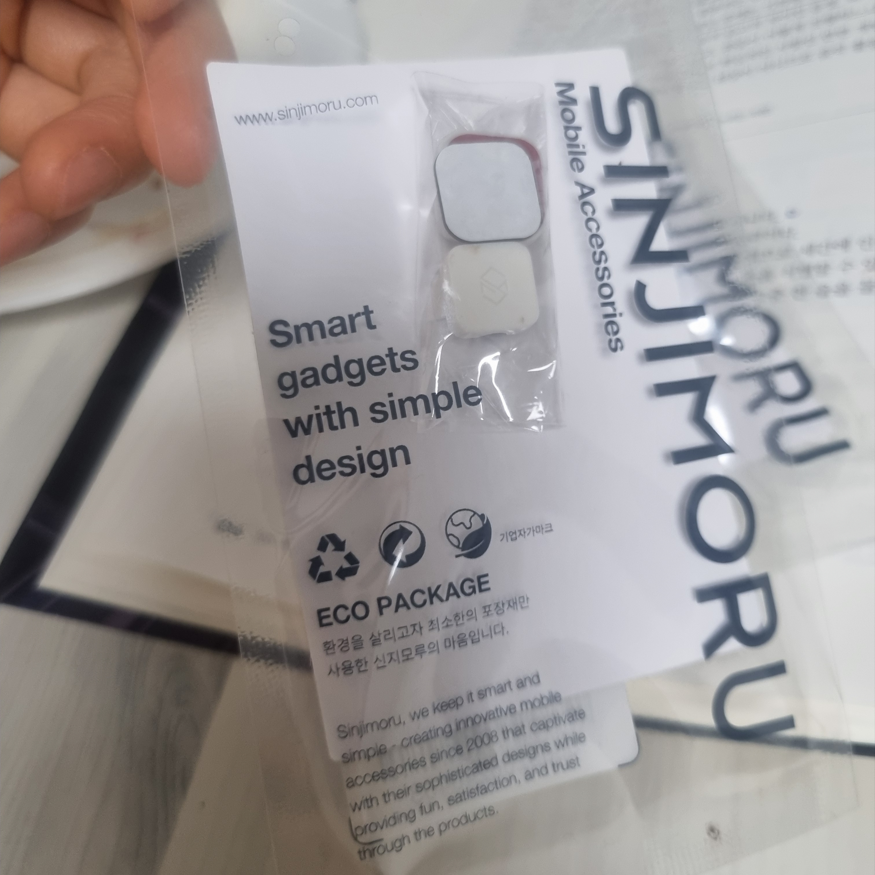 SINJIMORU Magnetic Charging Cable Organizer Holder White 착용 스타일