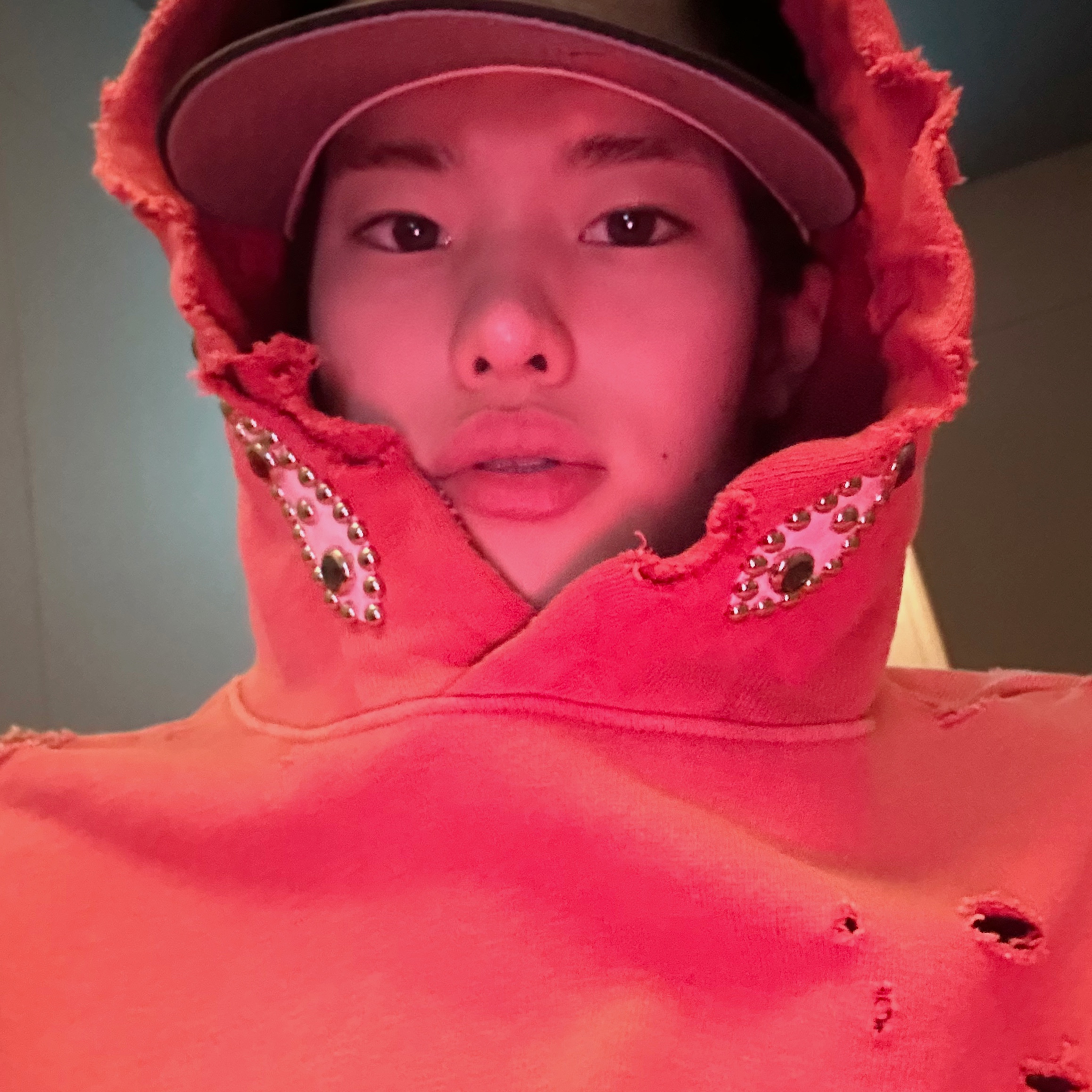 Kapital Thriller Damaged Fleece Hooded Sweatshirt Studs Red 착용 스타일 - 3
