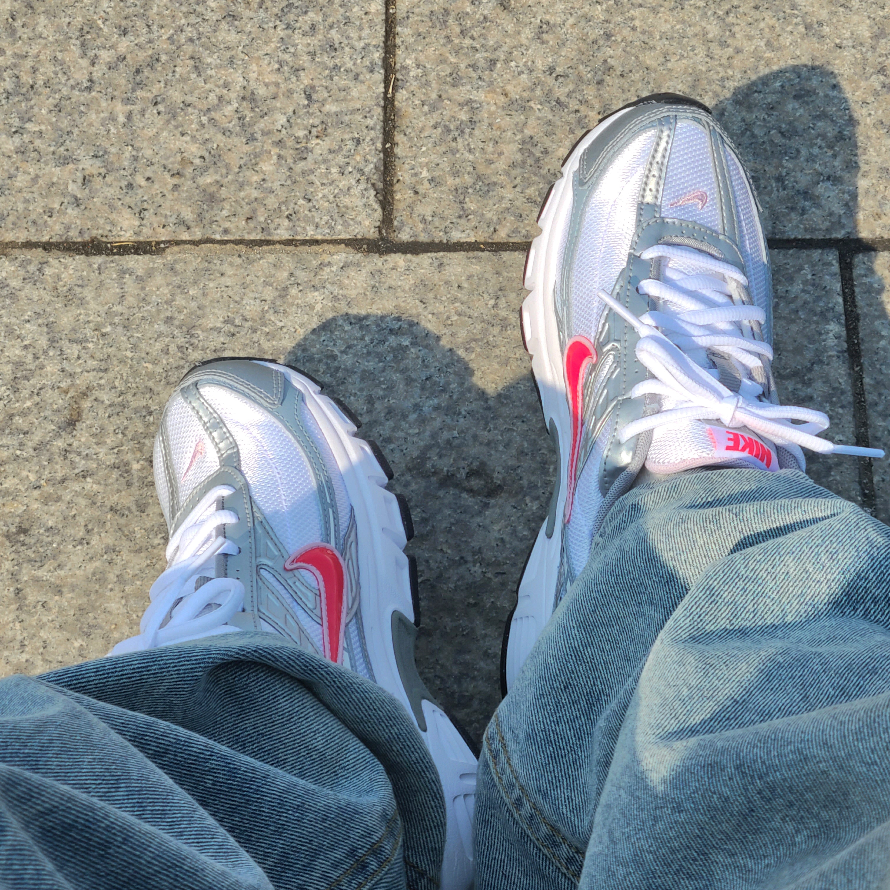 (W) Nike Initiator Cherry Metallic Silver 착용 스타일