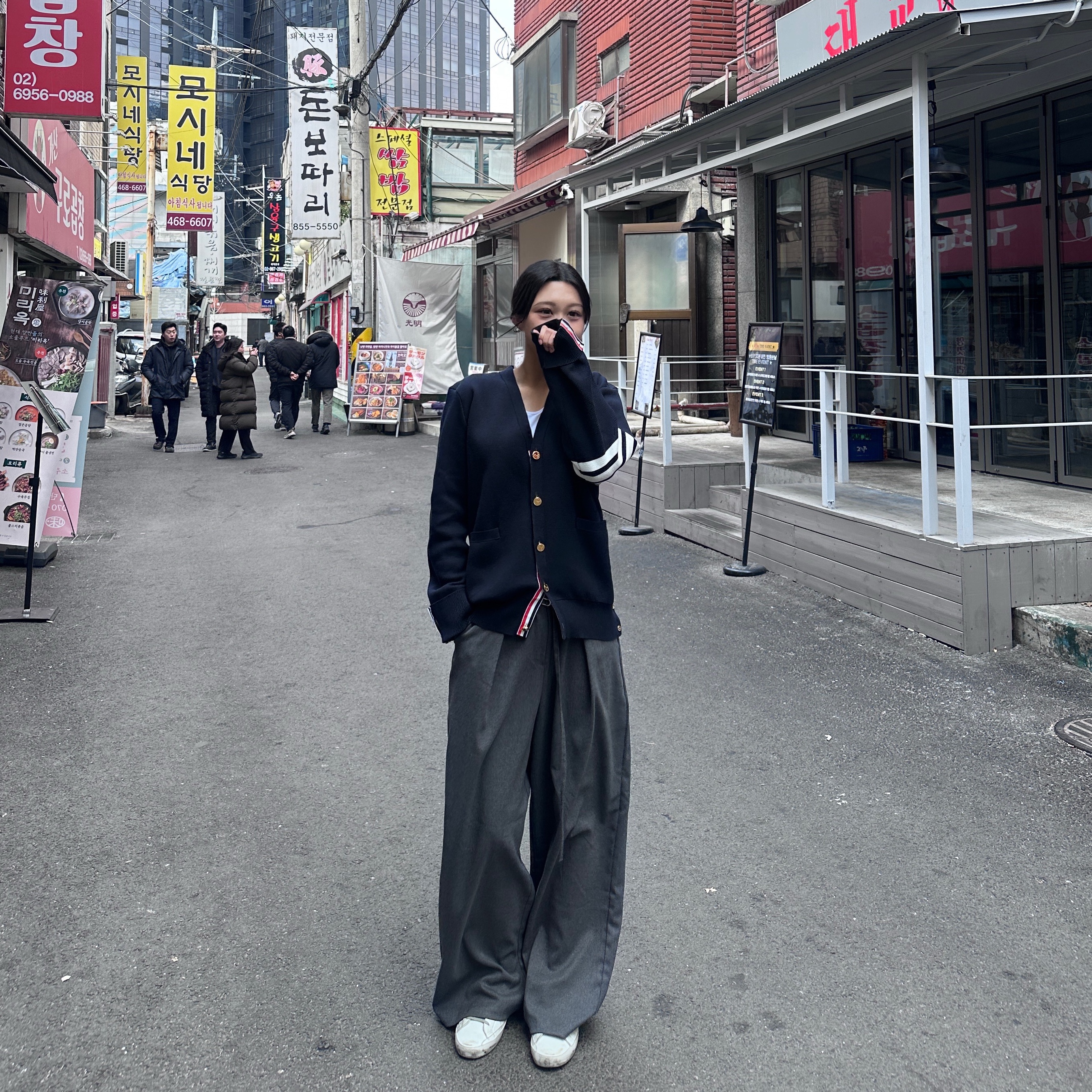 Thom Browne Milano Stitch 4-Bar Cardigan Navy, (W) Golden Goose Superstar White Silver Heel Tab Sneakers 착용 스타일