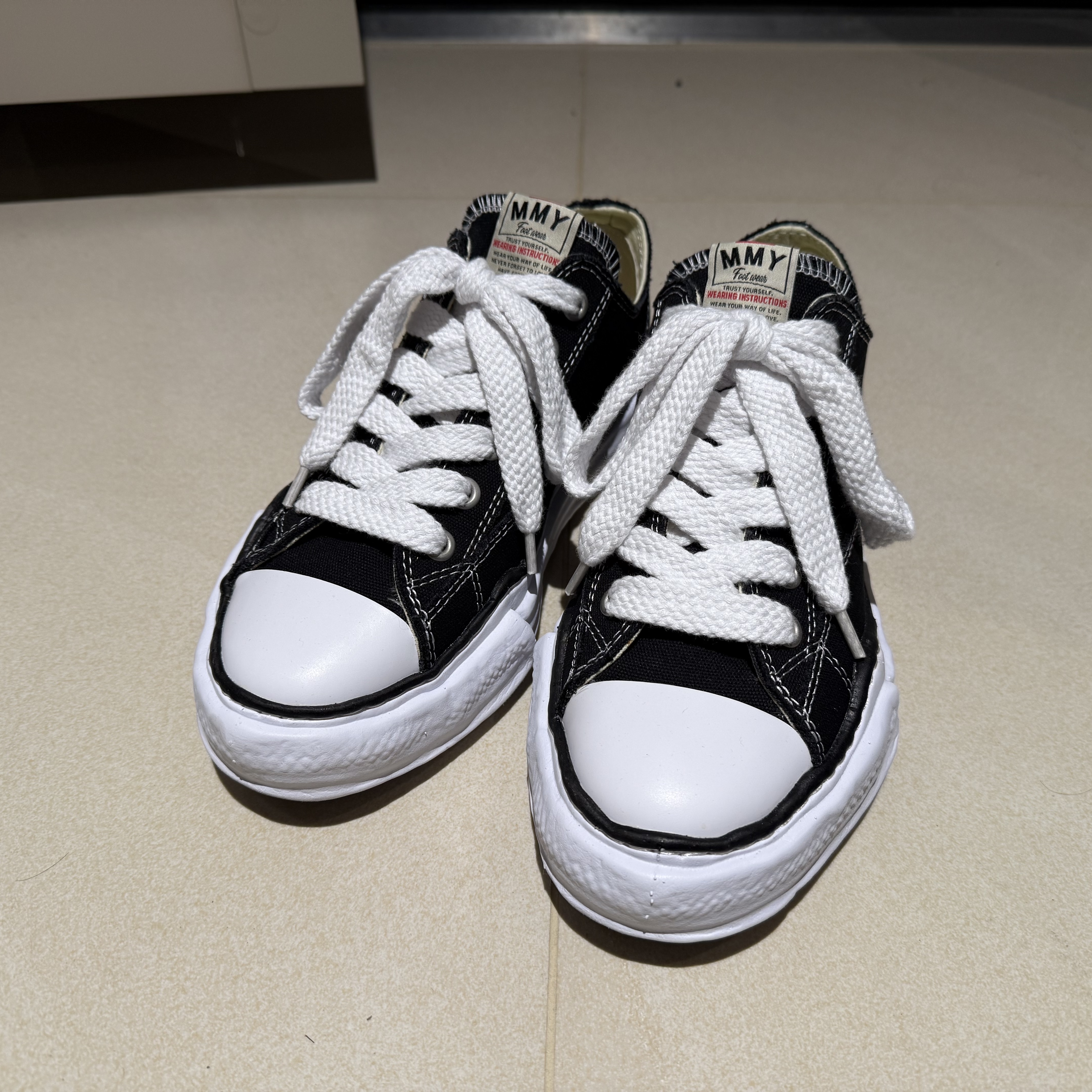 Maison Mihara Yasuhiro Peterson OG Sole Canvas Low Sneakers Black 착용 스타일