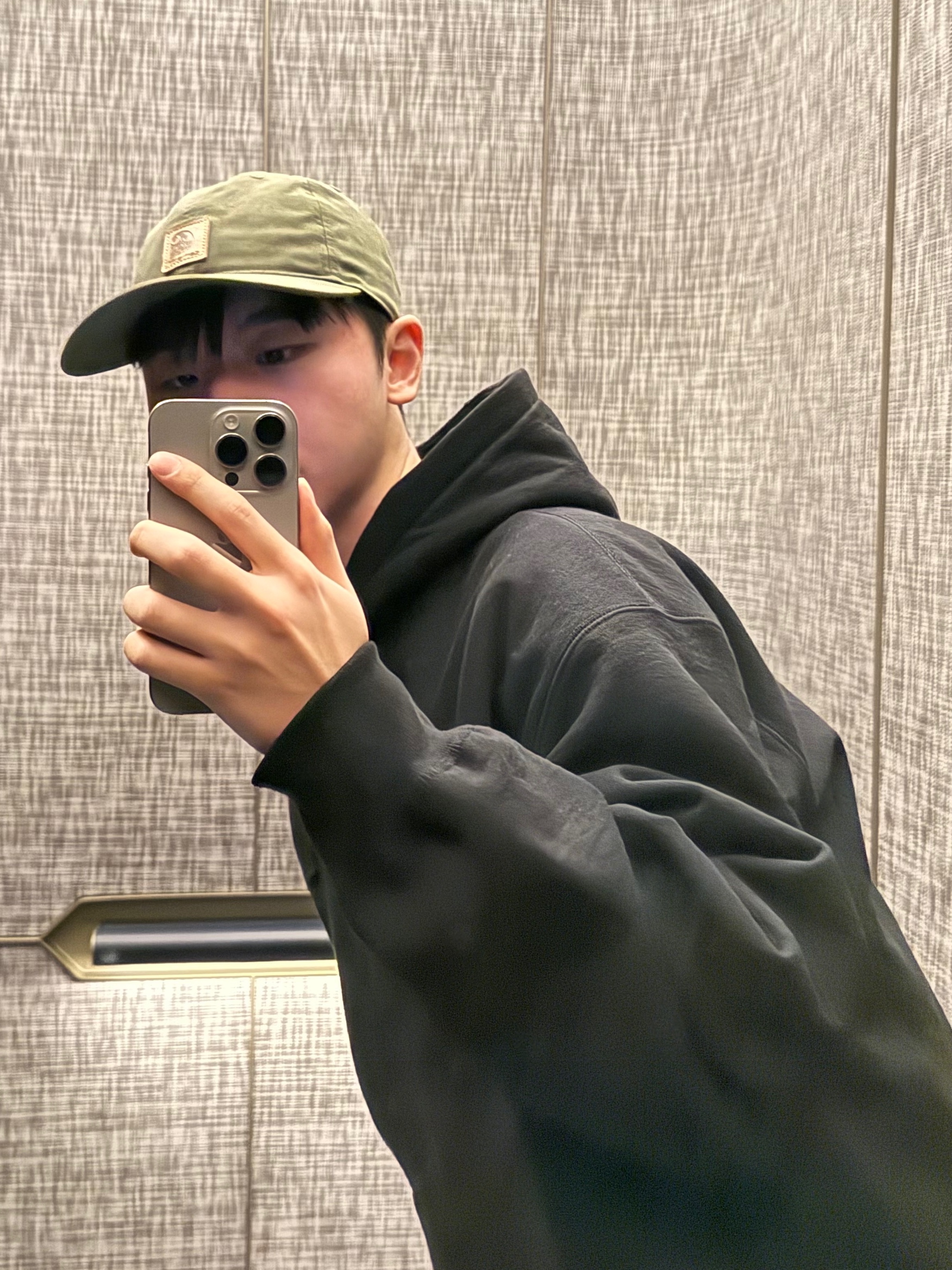 Supreme Box Logo Hooded Sweatshirt Black - 24FW, Carhartt Canvas Cap Army Green 착용 스타일 - 1