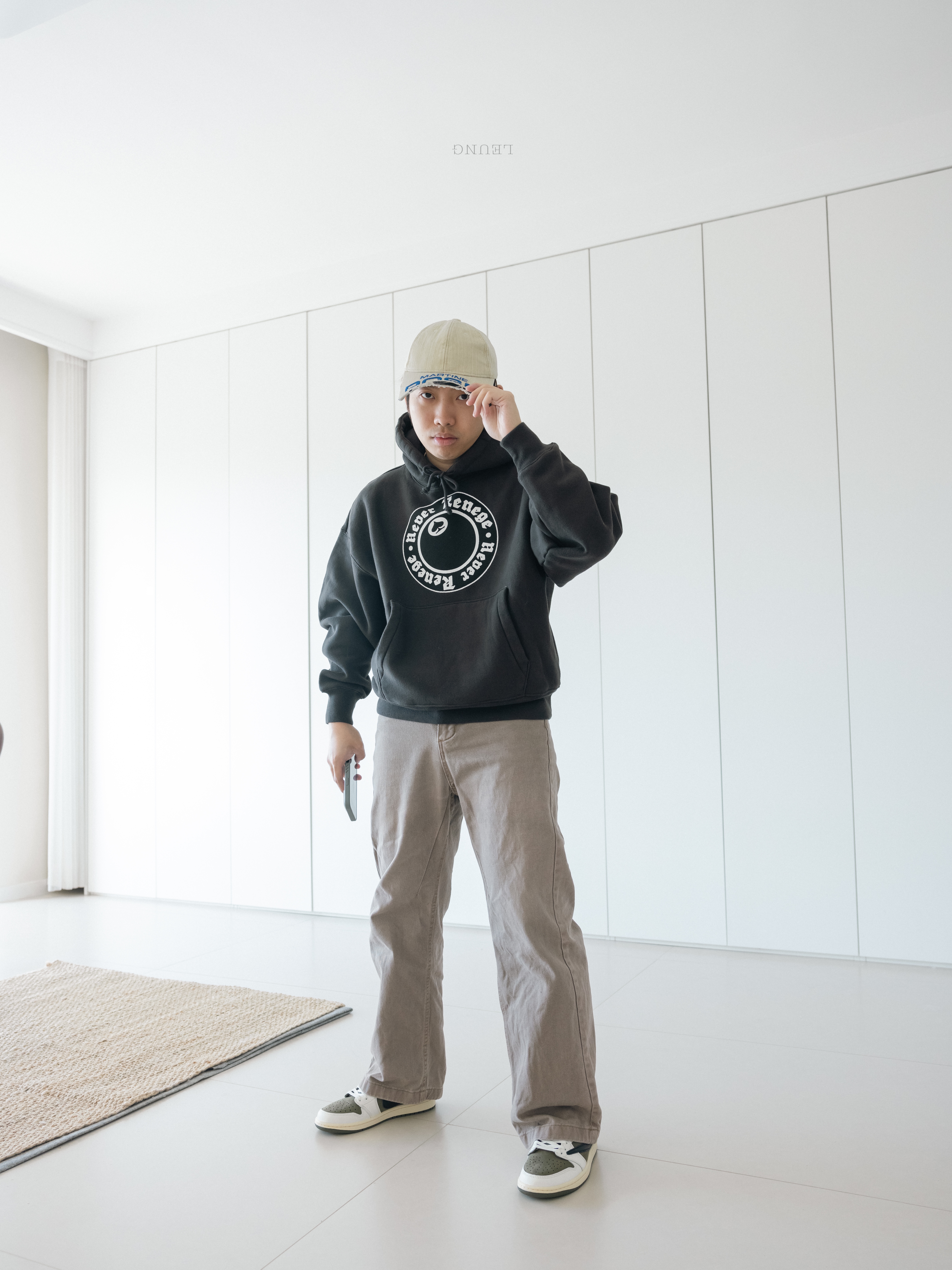 Stussy x Denim Tears Graphic Hoodie Black, Jordan 1 x Travis Scott Retro Low OG SP Reverse Olive 착용 스타일 - 4