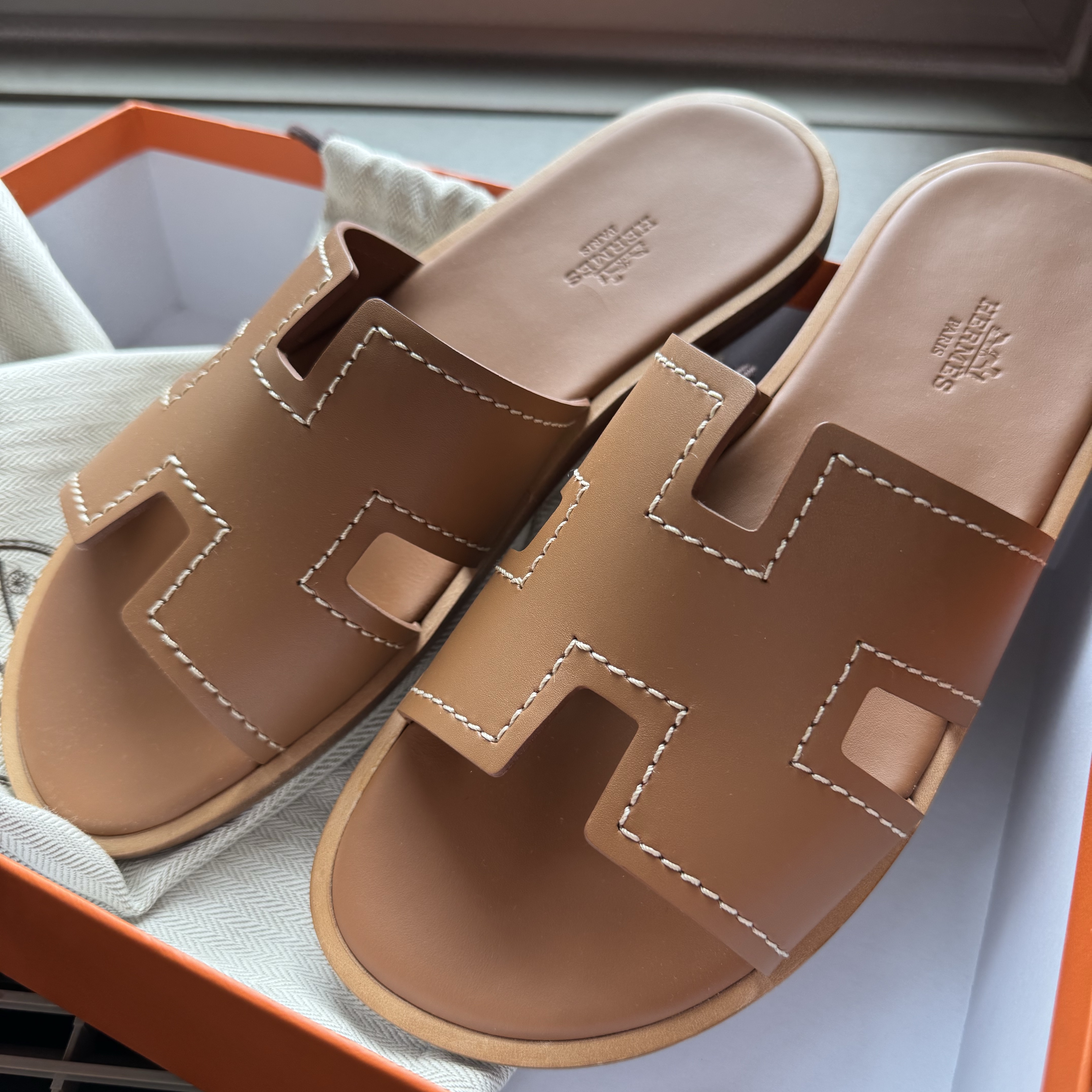 Hermes Izmir Sandal Calfskin & Naturel 착용 스타일