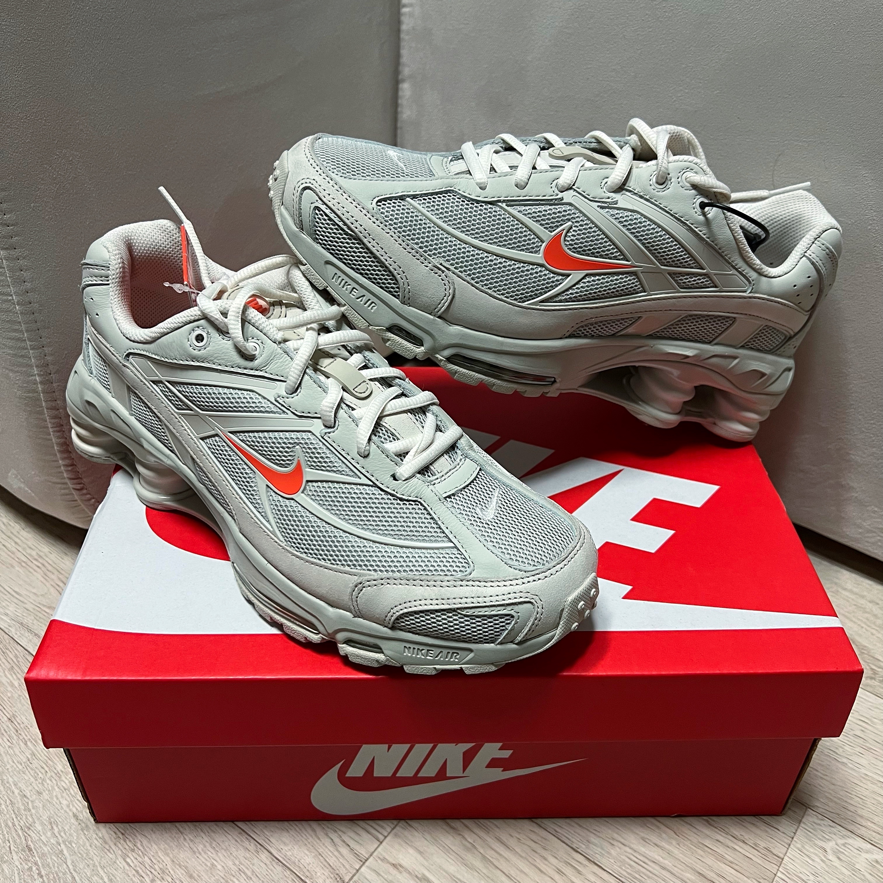 Nike Shox Ride 2 Iron Grey and Anthracite, Nike Shox Ride 2 Light Bone and Turf Orange 착용 스타일 - 3