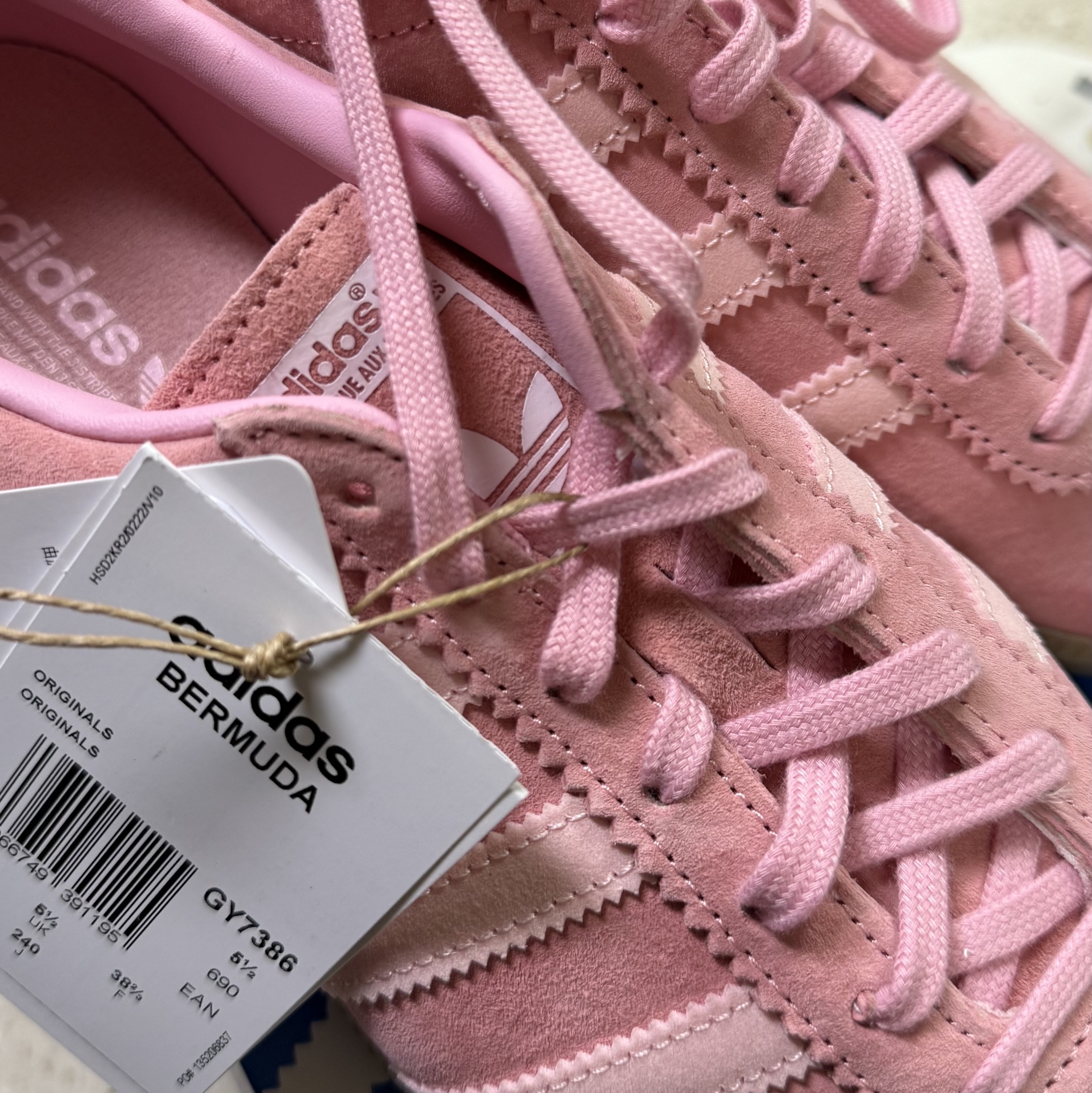 Adidas Bermuda Glow Pink 착용 스타일
