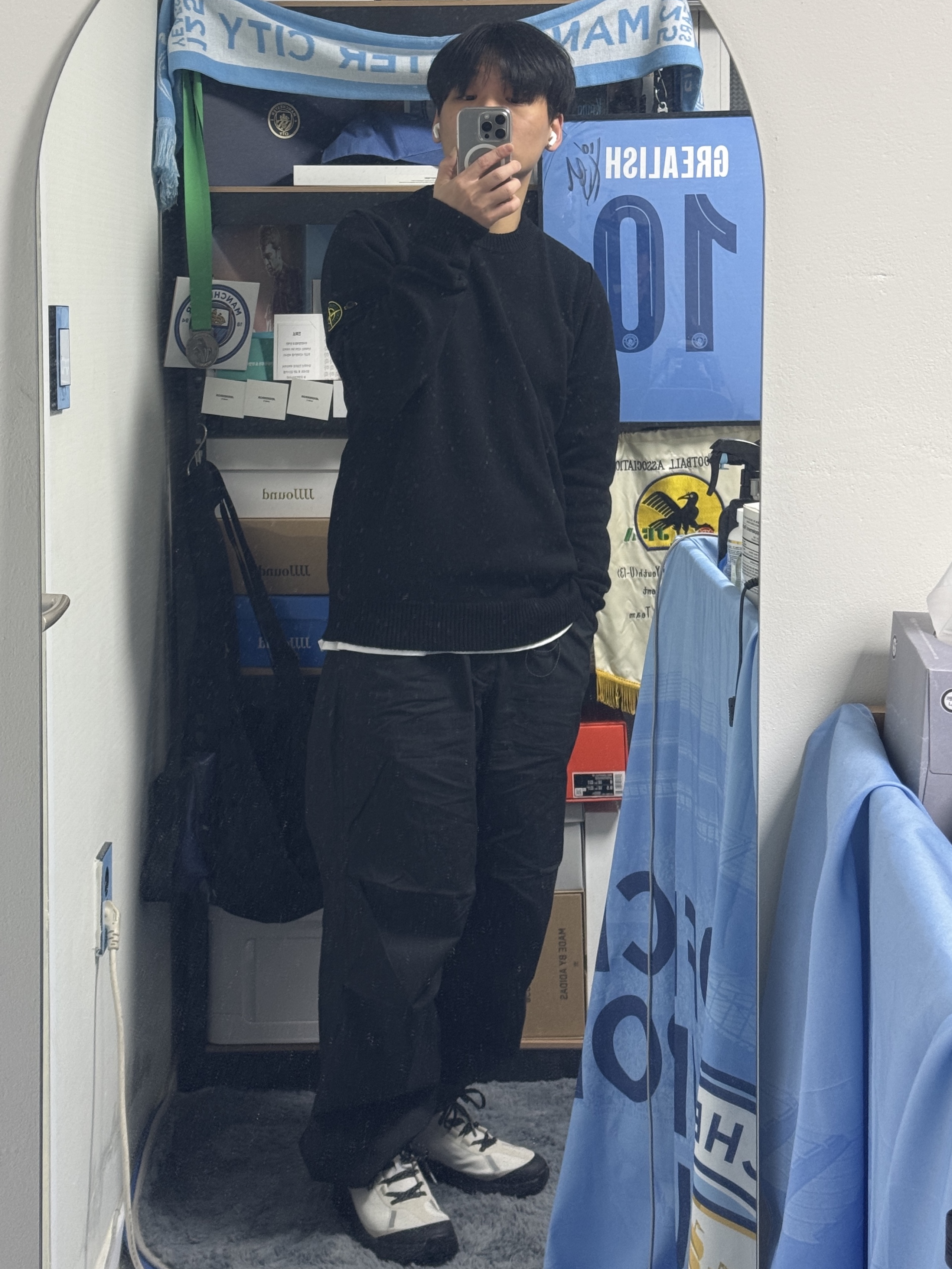 Stone Island 508A3 Lambswool Crewneck Knit Black -24FW, Norda 001/A Cinder 착용 스타일