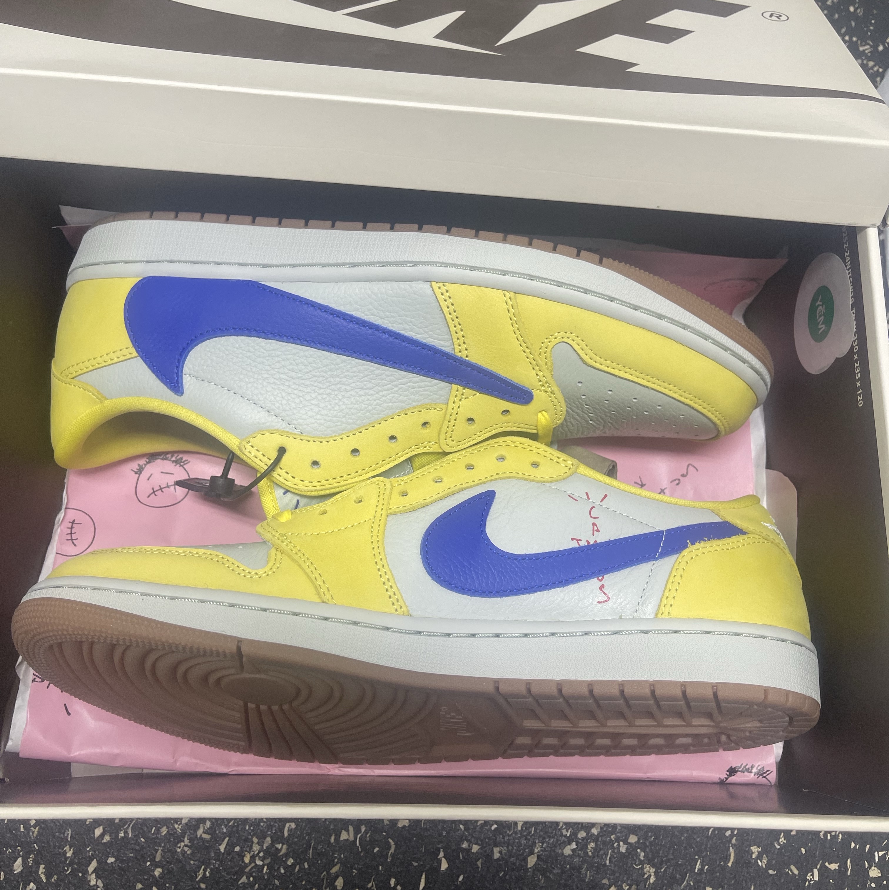 (W) Jordan 1 x Travis Scott Retro Low OG SP Canary 착용 스타일 - 1