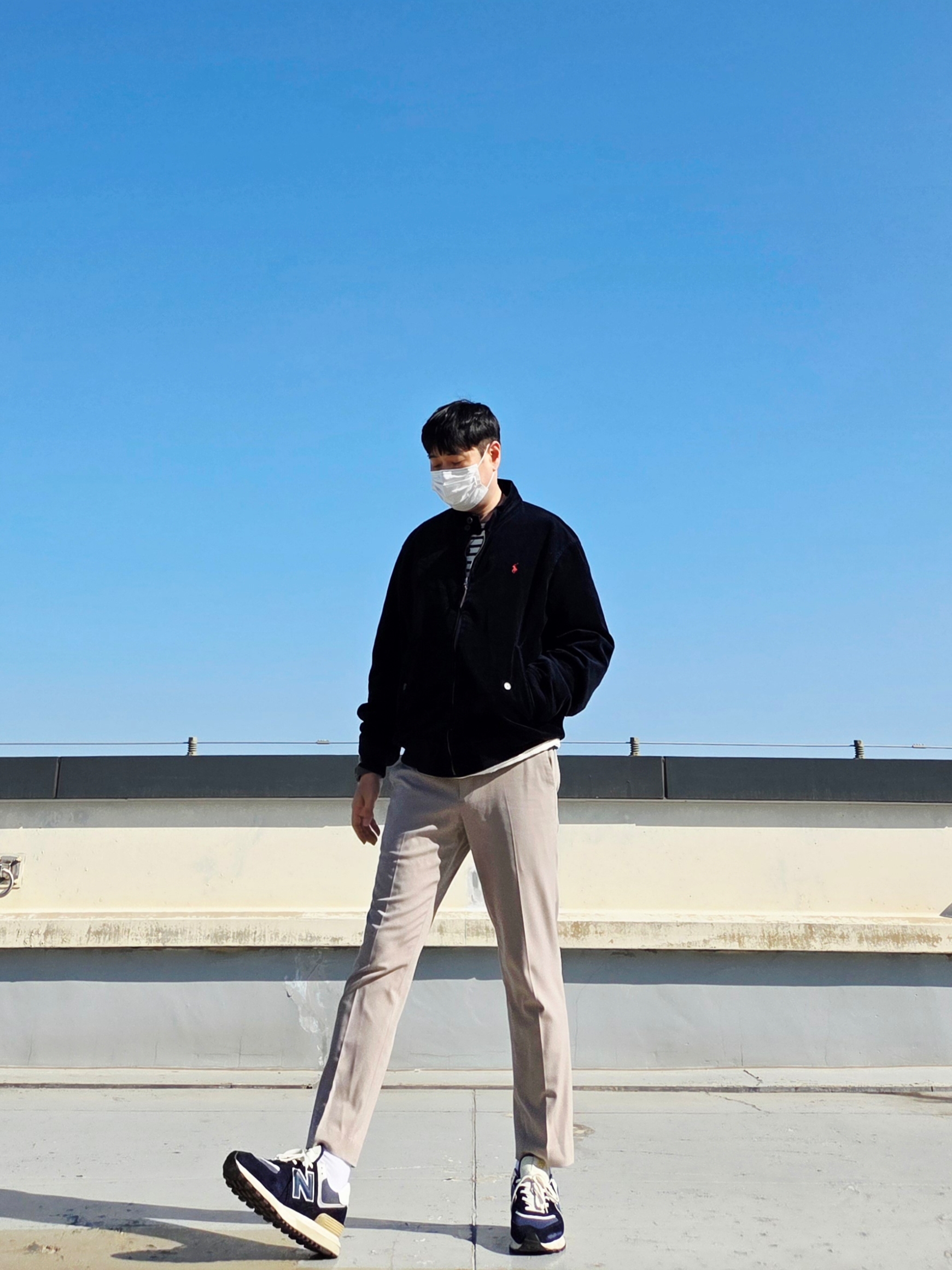 뉴발란스 574 레거시 네이비, 세인트 제임스 메르디앙 모던 스트라이프 세일러 셔츠 에크루 마린 착용 스타일 - 1