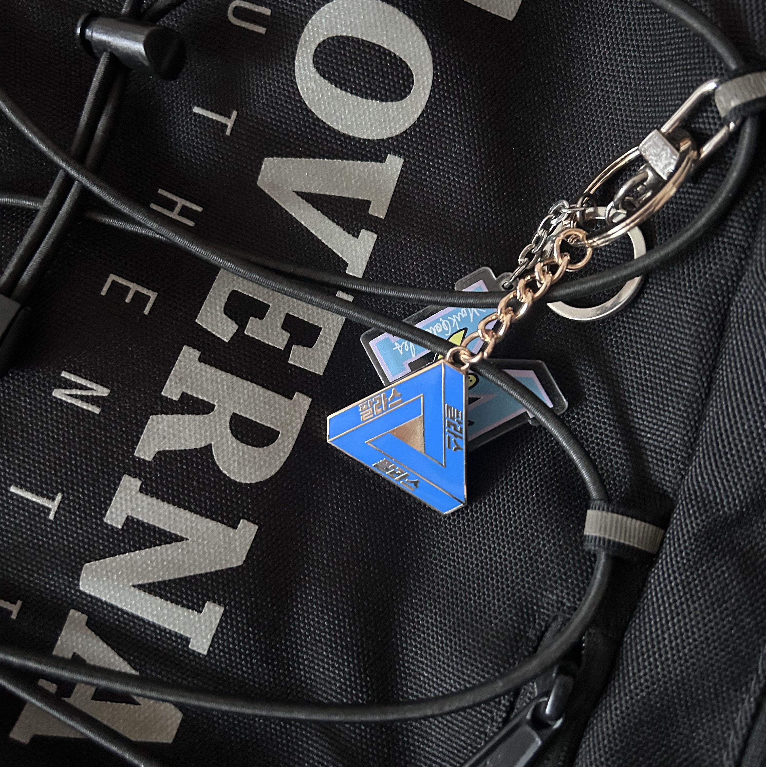 Palace Seoul 2 Seoul Keyring Blue Shadow - 25SS 착용 스타일