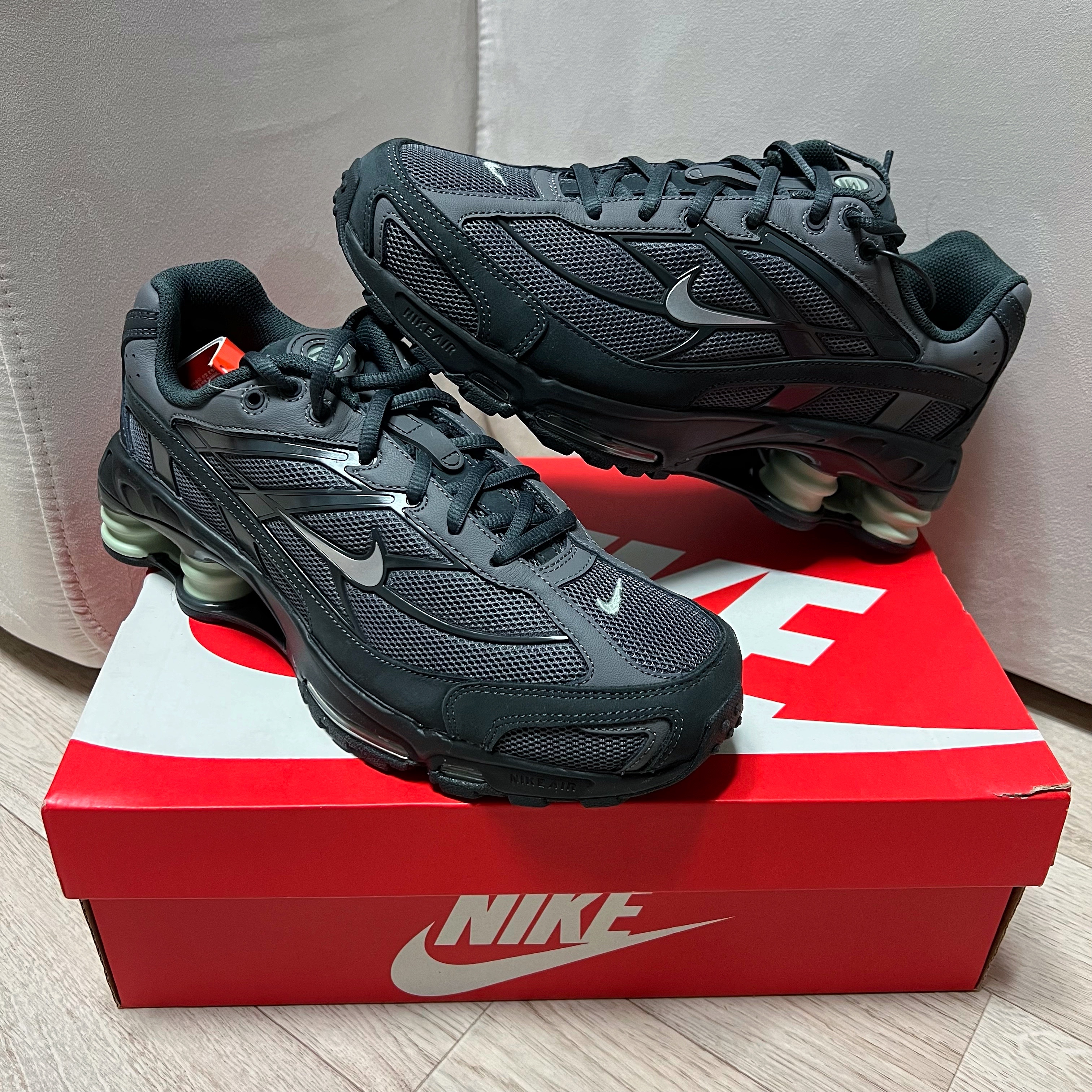 Nike Shox Ride 2 Iron Grey and Anthracite, Nike Shox Ride 2 Light Bone and Turf Orange 착용 스타일 - 2