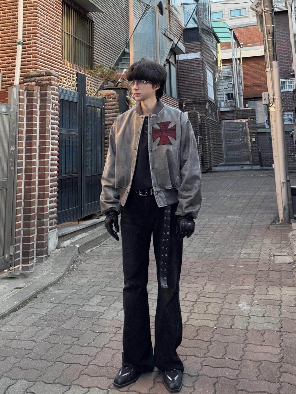 Undermycar Mu.89 Anti Fxxking Logo Play Brush Washed Henley Shirts Black, Kamien x MJD Double Hole Belt Black Shearling Calfskin 착용 스타일 - 2