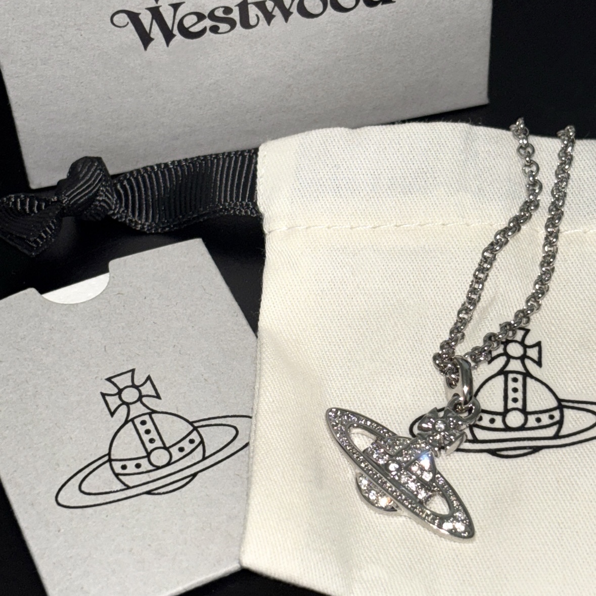 Vivienne Westwood Mini Bas Relief Pendant Silver 착용 스타일