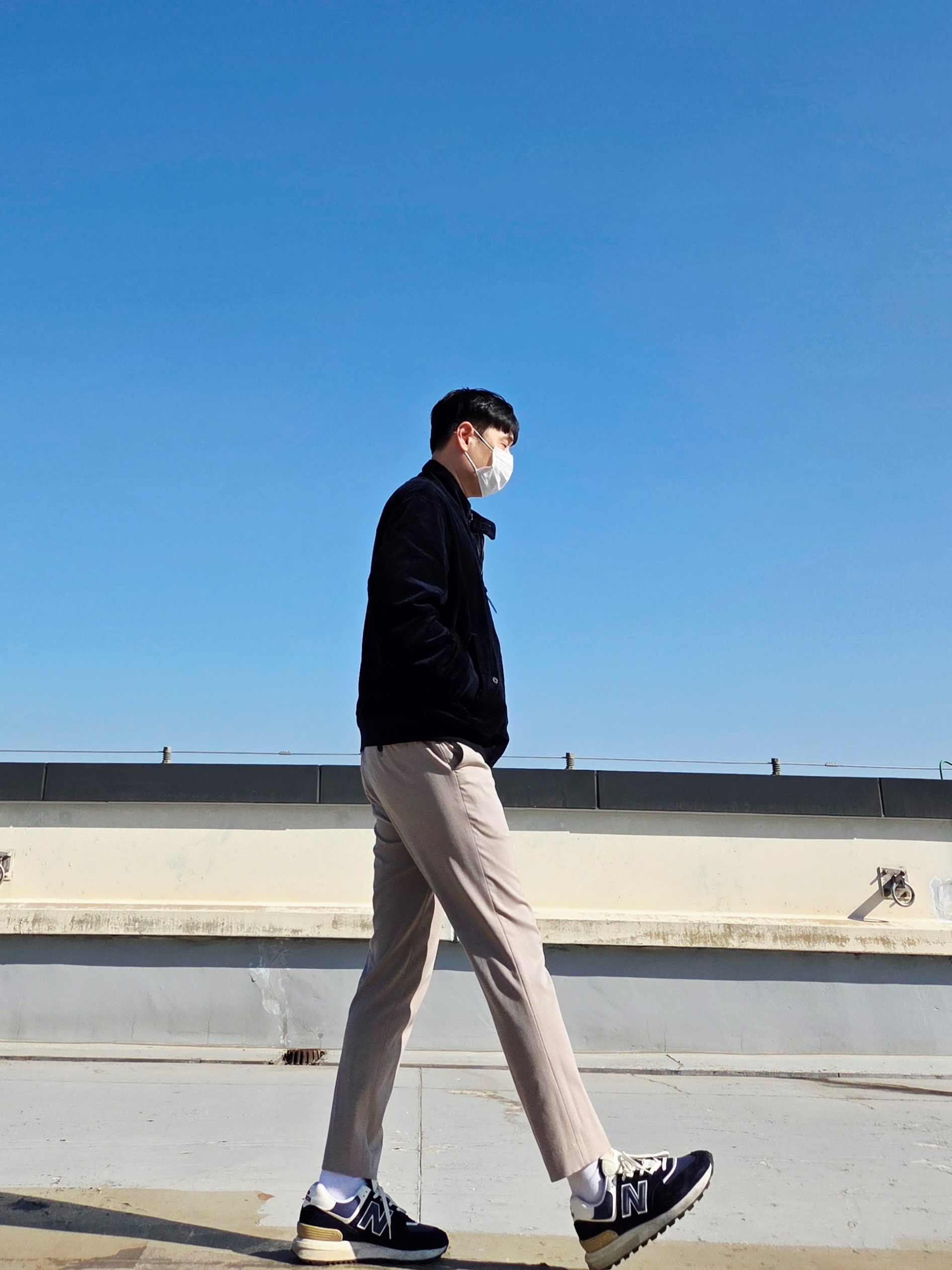 뉴발란스 574 레거시 네이비, 세인트 제임스 메르디앙 모던 스트라이프 세일러 셔츠 에크루 마린 착용 스타일 - 5