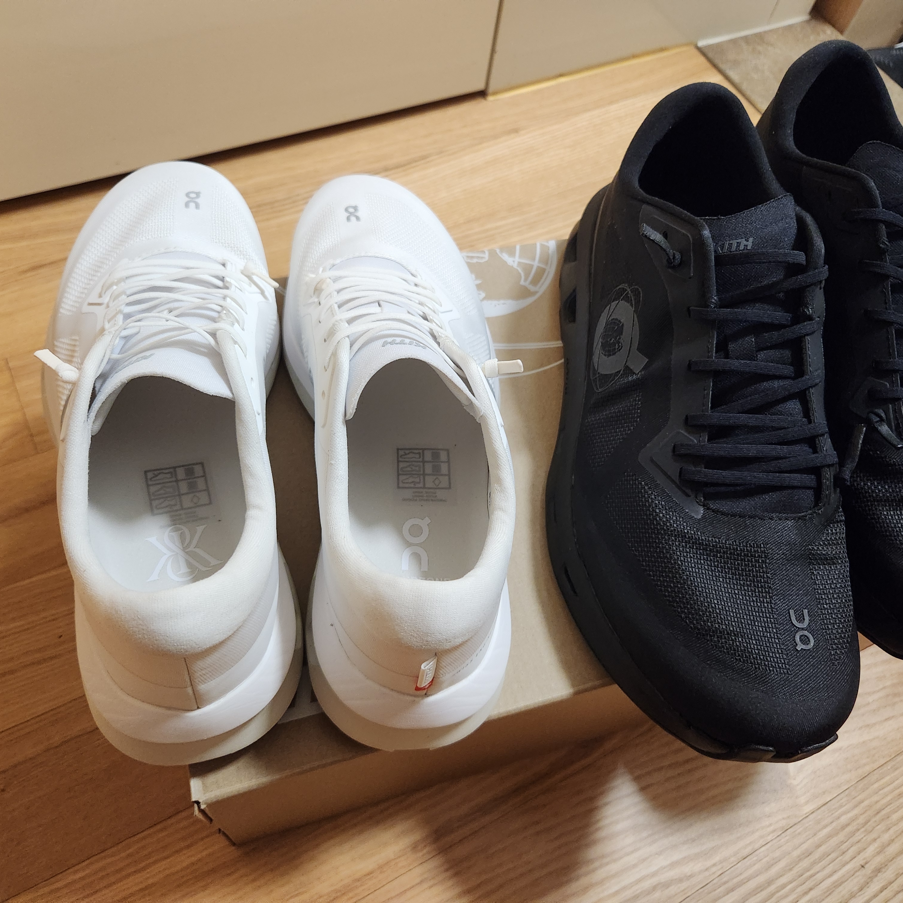 (W) On Running x Kith Cloudzone White Ice, On Running x Kith Cloudzone Black 착용 스타일 - 1