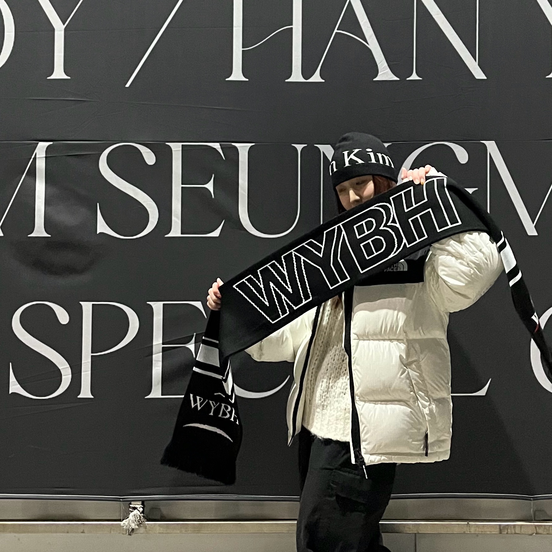 Matin Kim Logo Jacquard Short Beanie Black 착용 스타일
