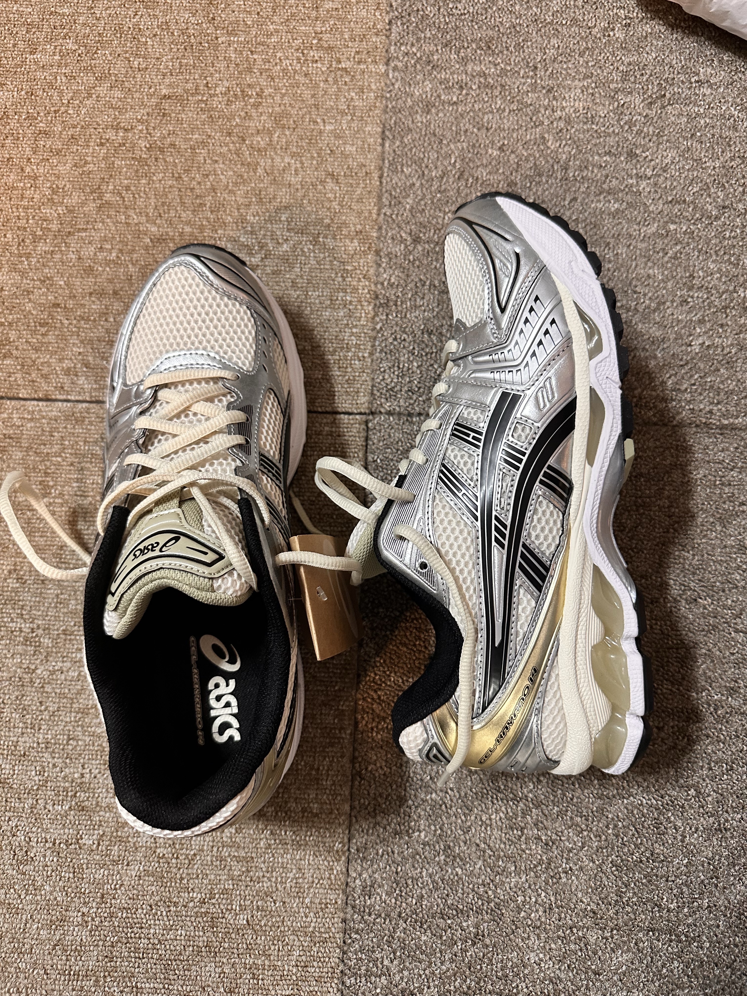 Asics Gel-Kayano 14 Birch Pure Silver 착용 스타일 - 1