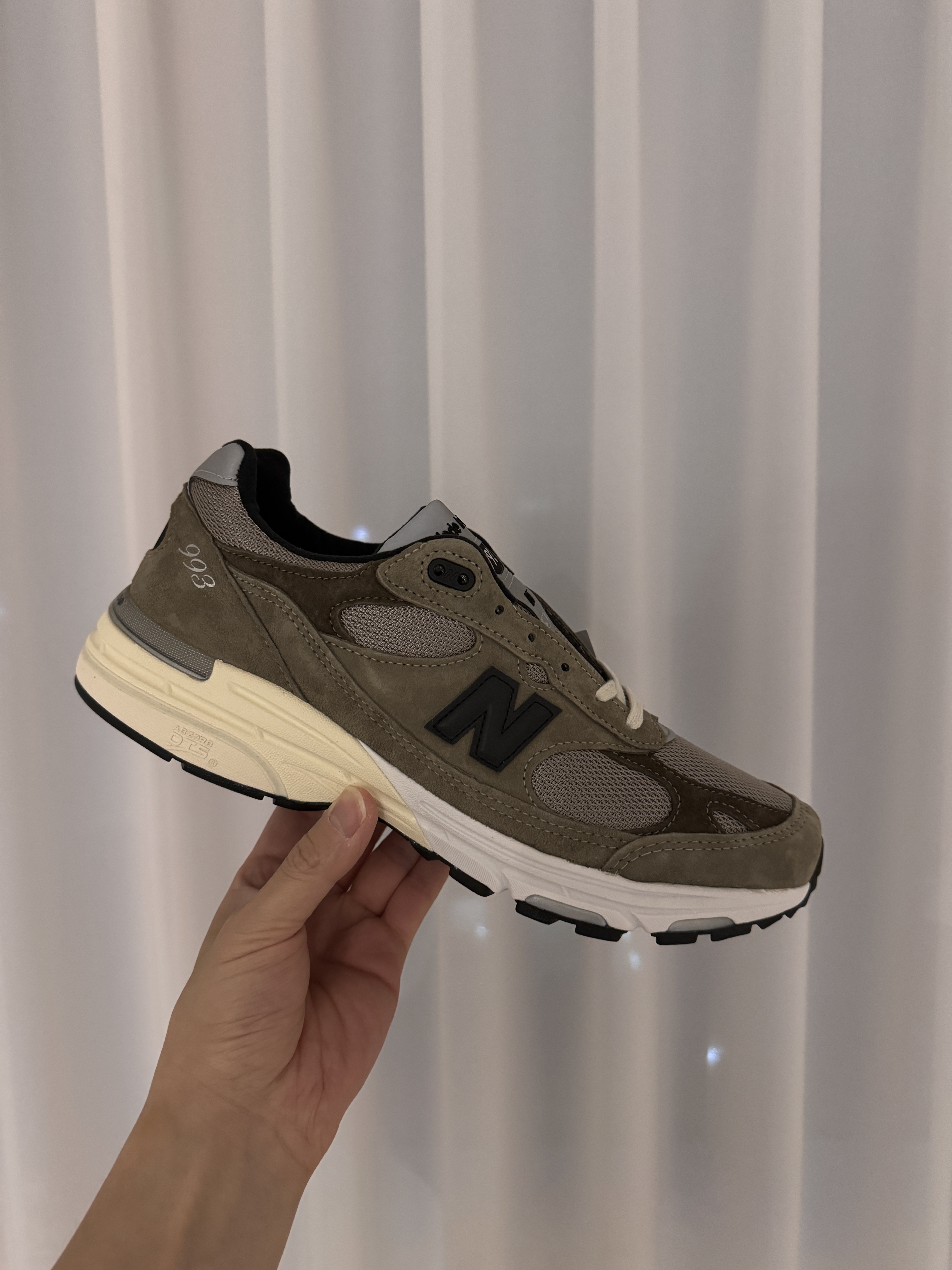 New Balance x JJJJound 993 Made in USA Mushroom White 착용 스타일 - 3