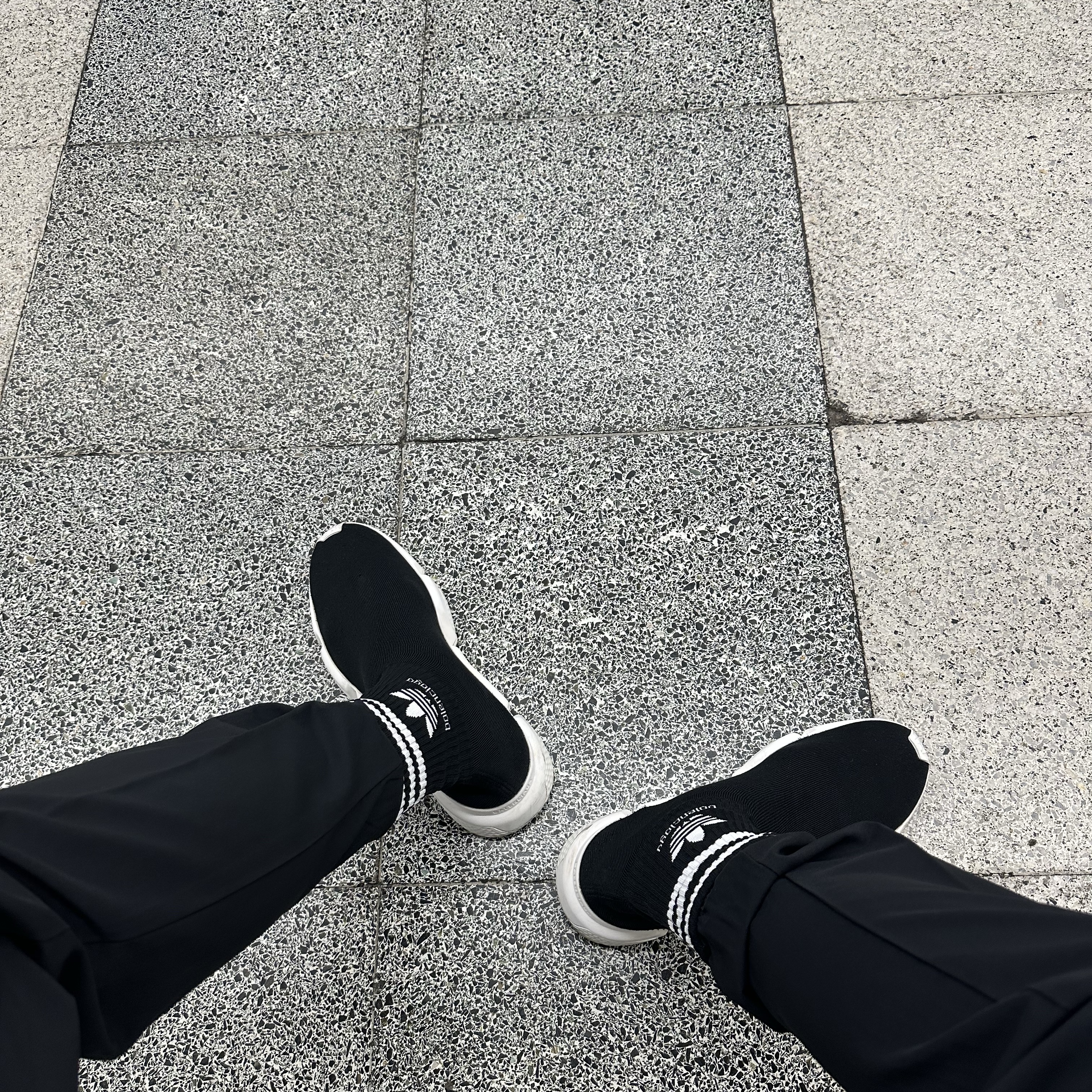 Balenciaga x Adidas Speed Trainer Black 착용 스타일 - 2