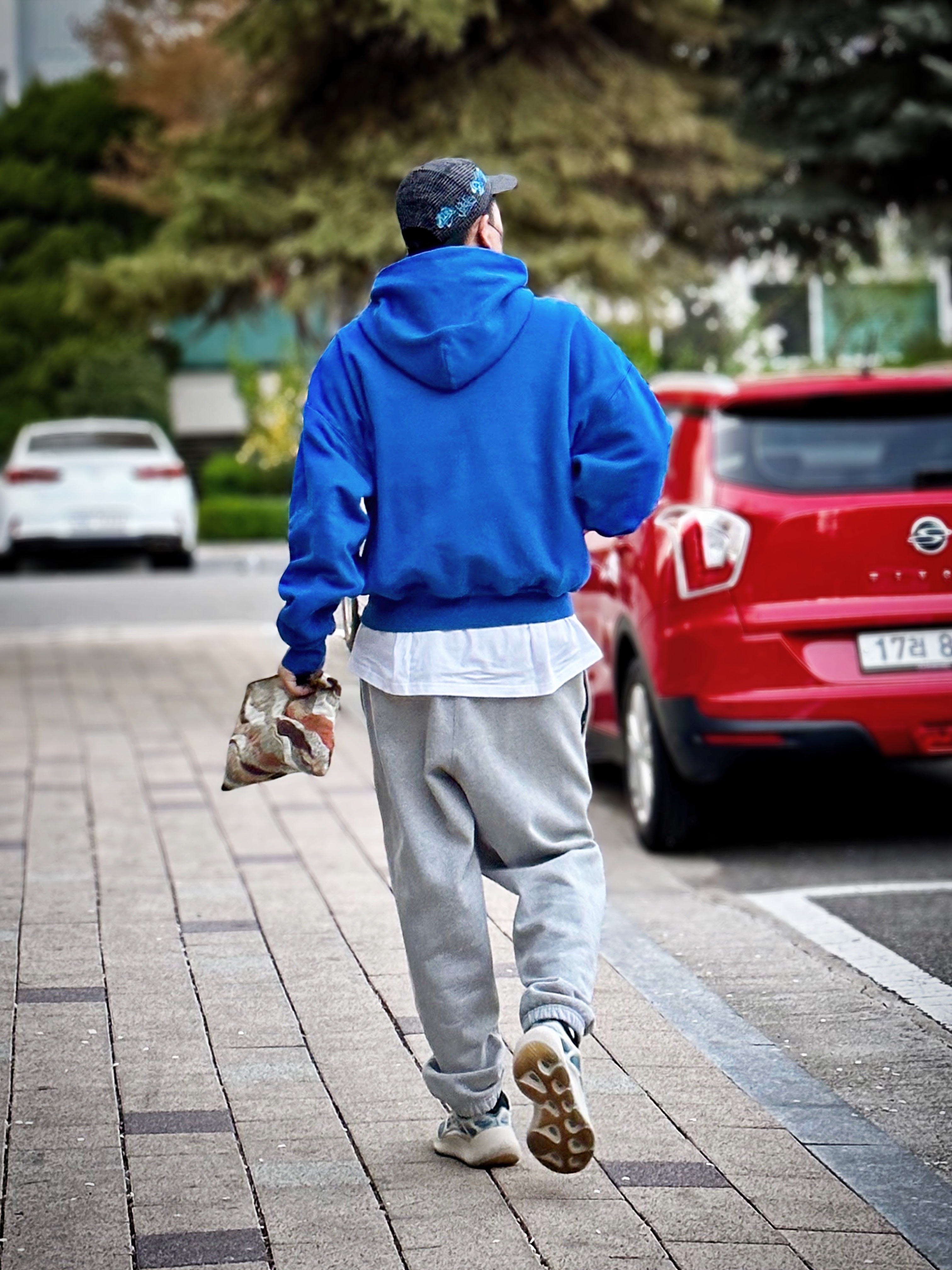 Nike x Off-White NRG Hat Black, Yeezy Gap Hoodie Blue 착용 스타일