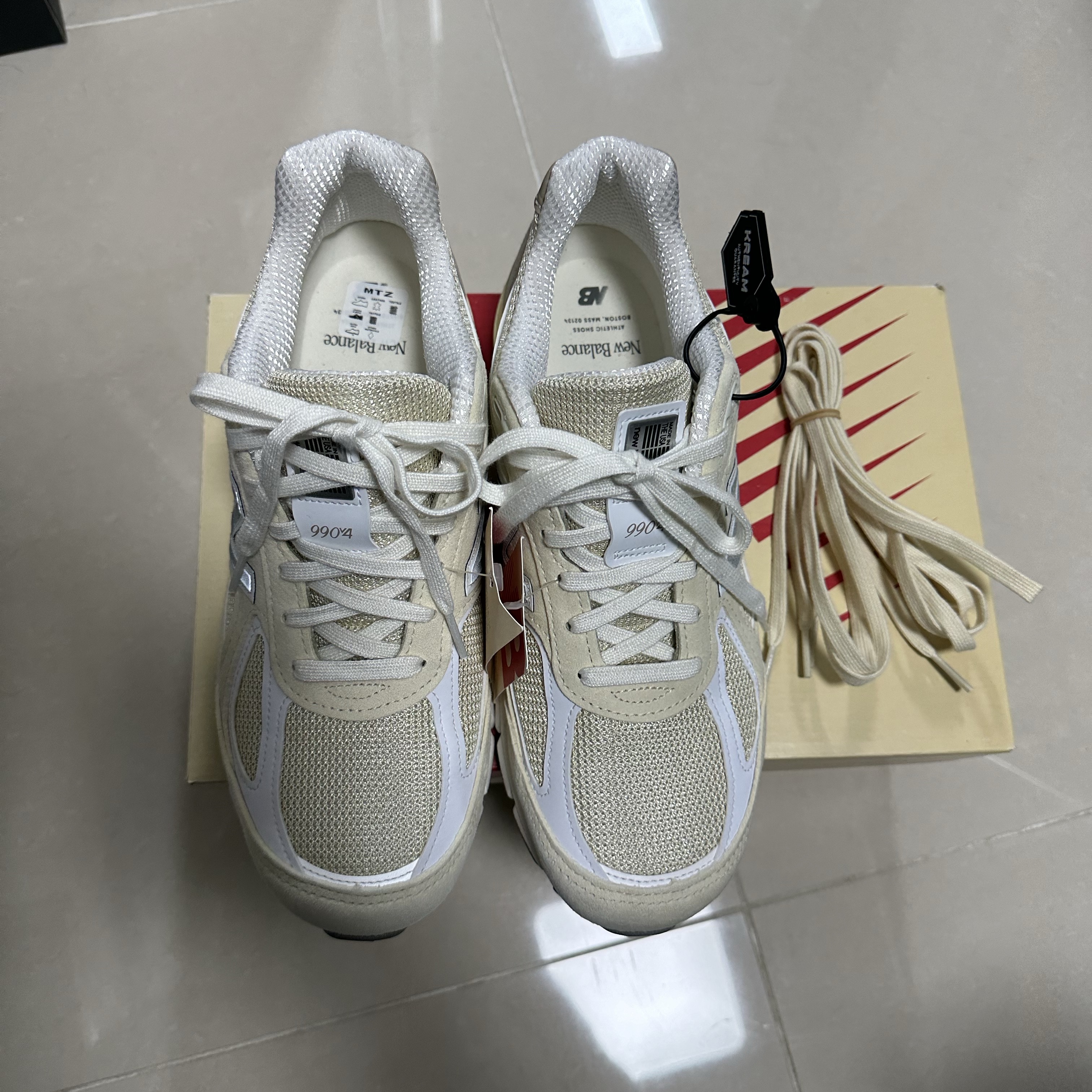 New Balance 990v4 Made in USA Cream White 착용 스타일 - 2