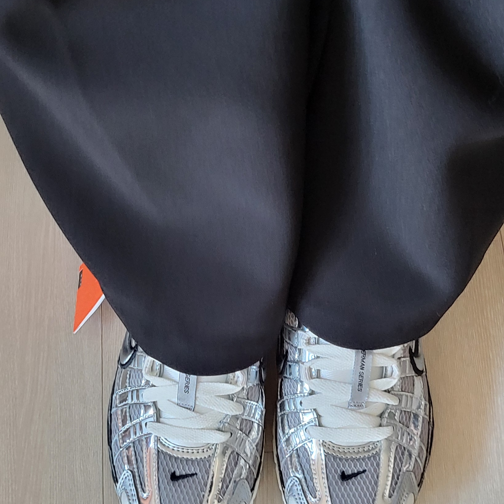 Nike P-6000 Metallic Silver 착용 스타일