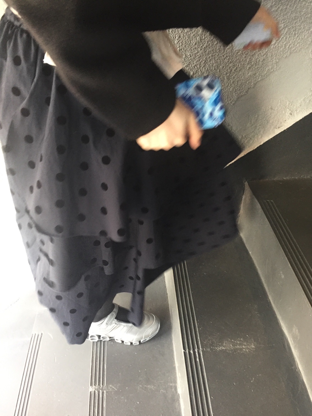 포터 탱커 더플백 라지 세이지 그린, (W) 미우 미우 리가드 선글라스 블루 렌즈 허니 톨토이즈쉘 아세테이트 얼터너티브 핏 착용 스타일 - 2