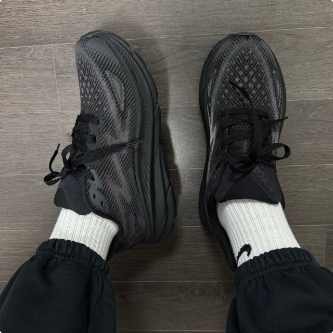 Hoka Clifton 9 Black - Wide 착용 스타일 - 2
