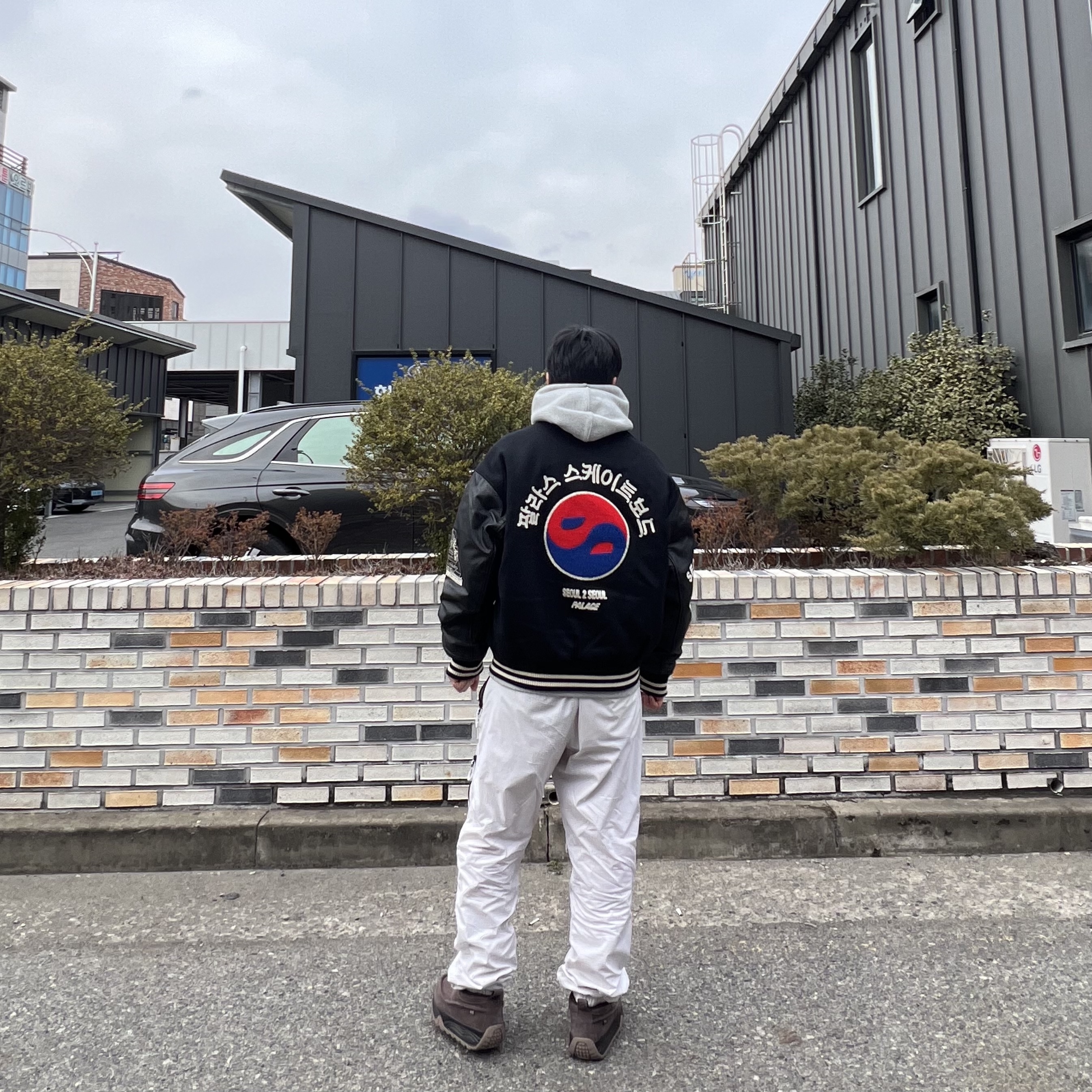 팔라스 서울 2 서울 바시티 자켓 블랙 - 25SS, 팔라스 x 갭 후드 그레이 - 24SS 착용 스타일 - 3